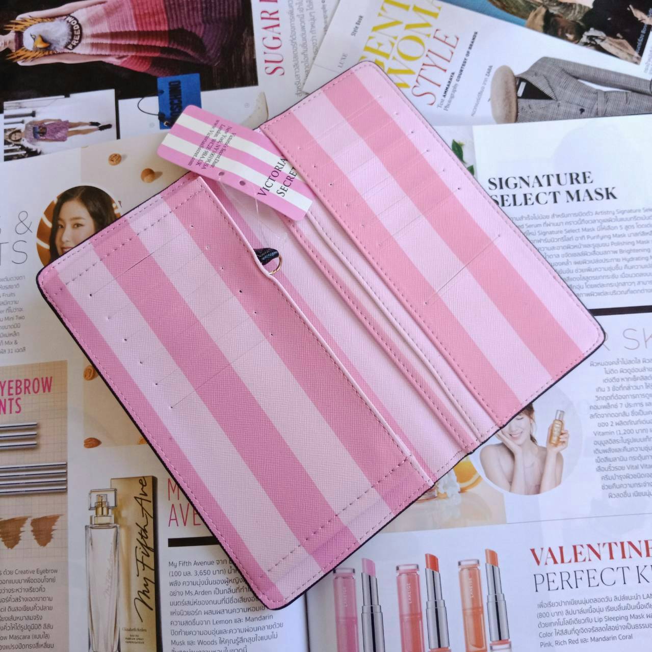 กระเป๋าสตางค์แบบพับจากแบรนด์ดัง VICTORIA'S SECRET แบบพับฝาเปิด ดีไซน์สวย พิมพ์ลายบนหนังpu ด้านหน้าประดับโลโก้ เปิดปิดง่าย ตามแบบฉบับของ Victoria ลุคทันสมัย ใส่บัตร+แบงค์ได้เยอะ แถมมีช่องซิปด้วย น้ำหนักเบา รุ่นนี้ขอแนะนำคะ!