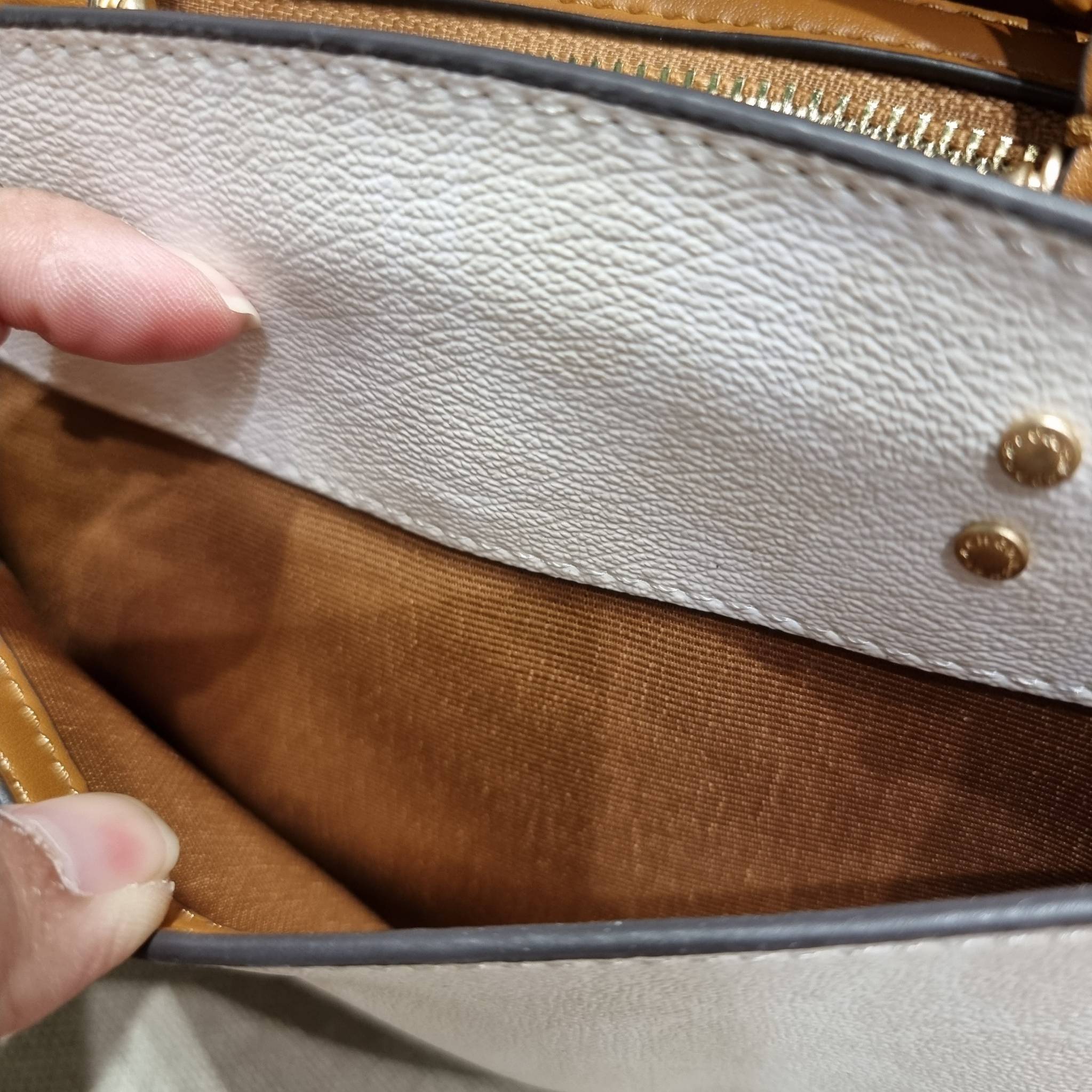 COACH C627 MINI LILLIE CARRYALL IN BLOCKED SIGNATURE CANVAS สีใหม่ล่าสุด กับรุ่นที่สุดของความขายดี คอลยอดฮิตโทนสีลูกคุณ!! กระเป๋าสะพายทรงสวย ที่ดีไซน์ออกมาให้ใช้งานง่าย สะดวก สวย หรู ดูดี!! วัสดุหนังแคนวาสเคลือบลาย มาพร้อมสายสะพายข้างและหูจับในตัว ถอดออกถ