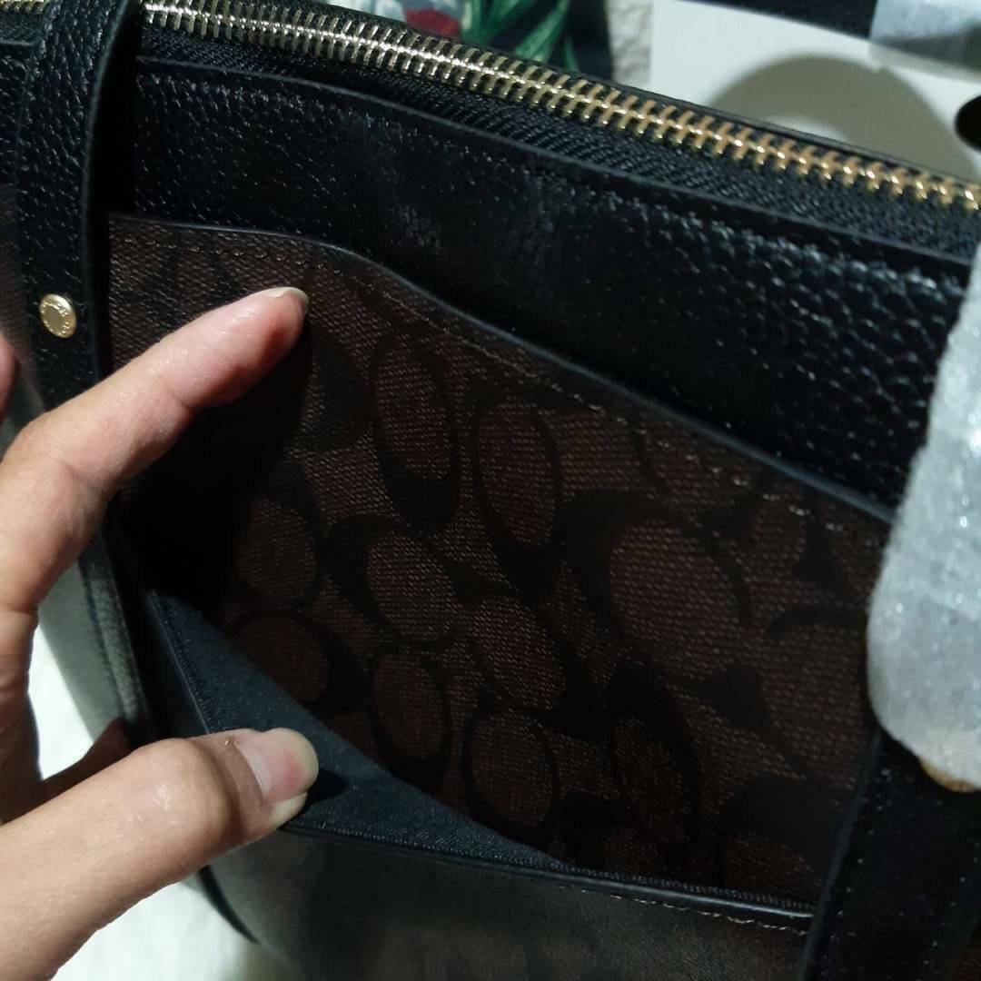 COACH 2319 MAY TOTE IN COLORBLOCK SIGNATURE CANVAS กระเป๋าโท้ท ดีไซน์ใหม่ล่าสุด!! 💕💕 เก๋ตรงปากกระเป๋า คล้ายกระเป๋าซ้อนในตัว สีตัดกับตัวกระเป๋าได้อย่างลงตัว ทรงสวย ใบใหญ่ใส่ของได้เยอะ เปิด-ปิดด้วยซิป รูดใช้งานง่าย ภายในโล่งกว้าง ด้านหลังมีช