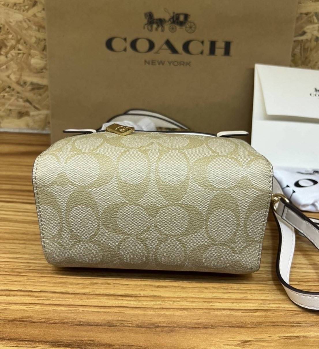 จิ๋วแต่แจ๋วไปเลยค่าา😘 COACH MICRO ROWAN CROSSBODY ((2300)) MINI พร้อมส่ง! บอกเลยสาวๆห้ามพลาด ใบจริงสวยมากๆค่ะ! กระเป๋าขนาดมินิๆ หนังCanvas ผสมหนังบายหูตรงหูหิ้วได้ลงตัวสวยวามมากๆเลยค่ะ//ด้านหน้ามีช่องซิปเล็กใส่เหรียญ เปิดปิดช่องหลักแบบซิป ภายในใส่