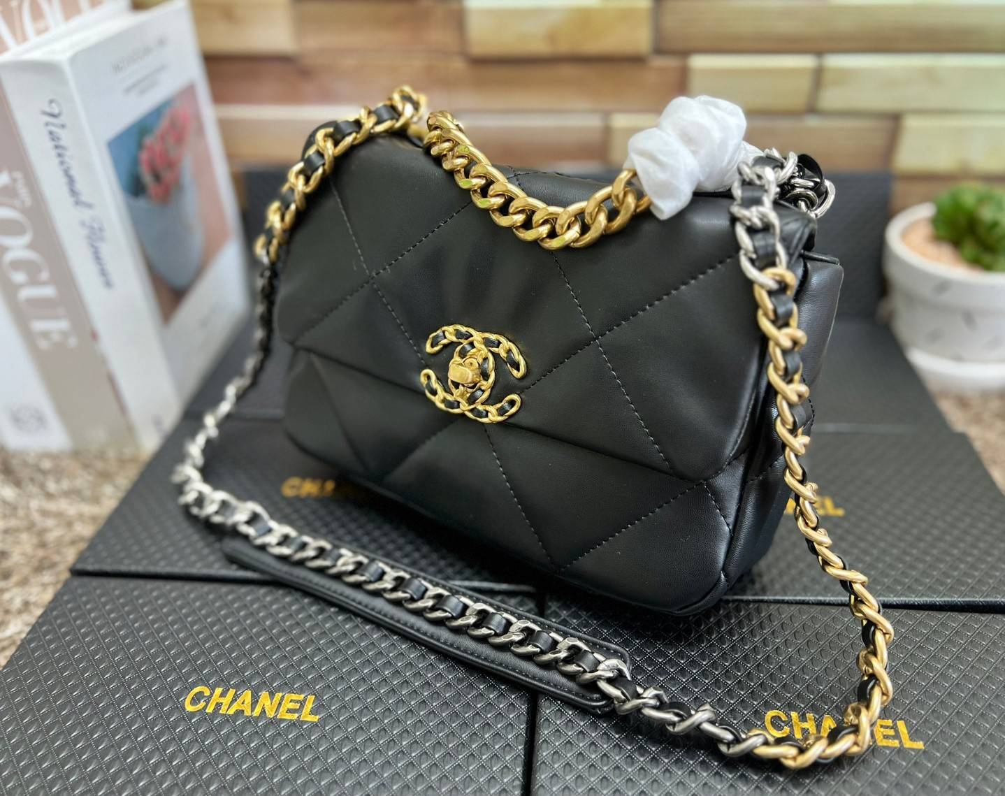 CHANEL 19 FLAP BAG / CHANEL LEATHER SHOULD BAG จำนวนจำกัด_หนึ่งในรุ่นที่สาวๆต้องมีค่า