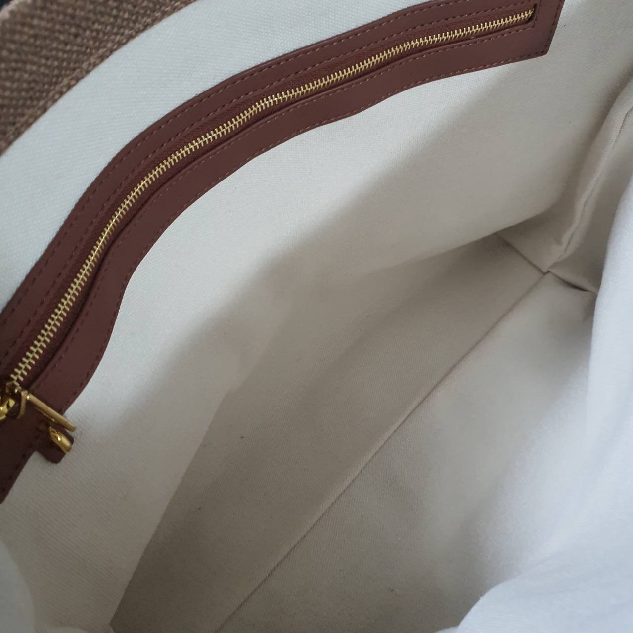 พร้อมส่งที่ไทยกับ CELINE TOTE BAG VIP GIFT WITH PURCHASE (GWP) พรีเมี่ยมกิ๊ฟ Limited Edition จาก PERFUME DUTYFREE COUNTER กระเป๋าสะพายทรง TOTE สุดชิค วัสดุผ้าแคนวาสเต็มใบสกรีนโลโก้แบรนด์ด้านหน้า ด้านในมีข่องใส่ของโล่งกว้าง ใส่ Notebooks ได้ พร้อมช่องซิปอี