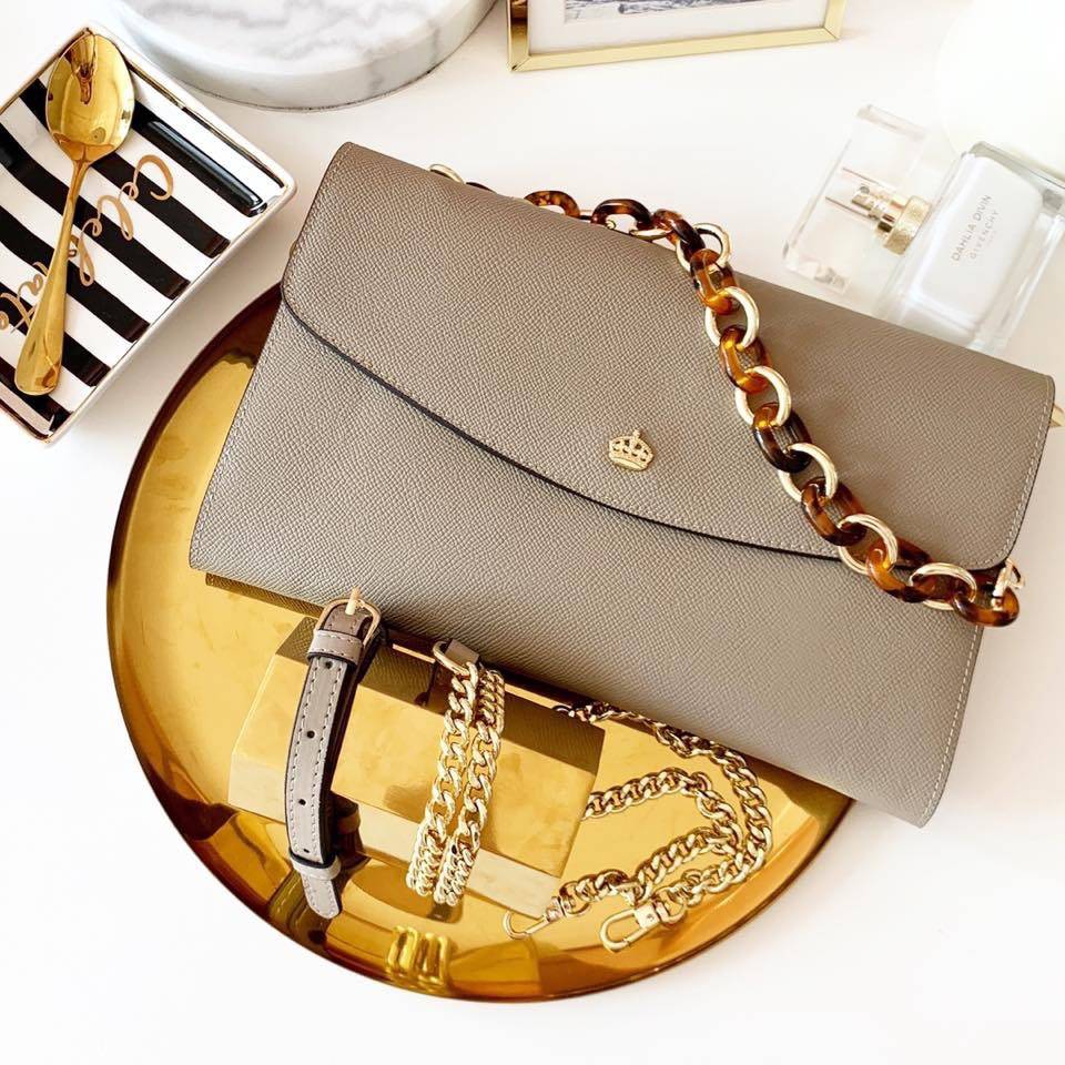 คลัชมาใหม่ สัปดาห์นี้ค่า ‘ Stair ‘ Clutch bag ✔️รอบนี้เข้าเพิ่มอีก 5 ลายเลยน๊า หลังจากปล่อยคอลเลคชั่นแรกออกไปแล้วได้รับความนิยมมากๆ รอบนี้จัดเฉดสีกลางๆ ให้แมทช์ง่ายกับชุดด้วยค่า **หนังวัวแท้ค่า