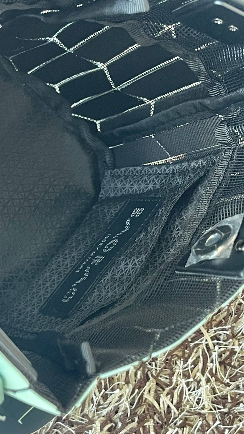 small : BAO BAO ISSEY MIYAKE SMALL BUCKET เป็นกระเป๋าบัคเก็ตขนาดเล็กสามารถใช้ใส่กระเป๋าสตางค์และโทรศัพท์มือถือได้ ซีรีย์ใหม่นี้มีจุดเด่นที่แผ่นรูปทรงสี่เหลี่ยมด้านขนานในแนวตั้ง เกิดเป็นรูปทรงสามมิติ