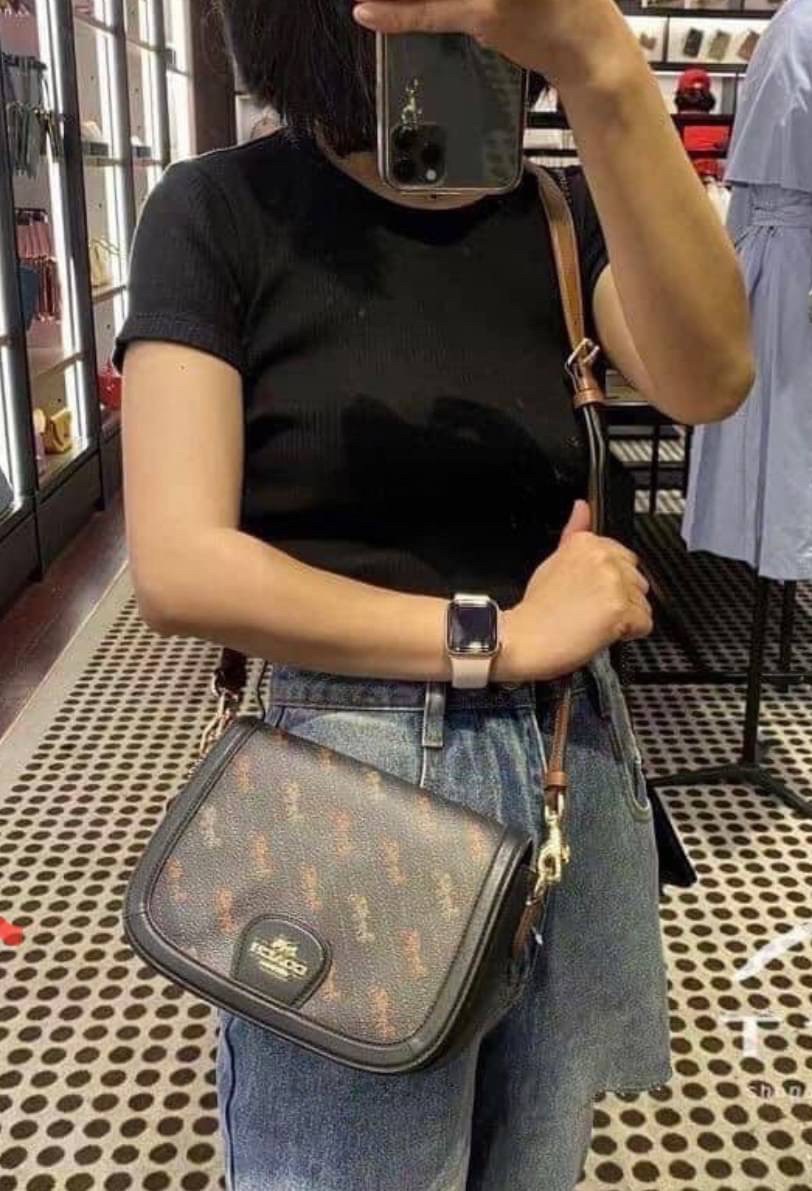 OUTLET 】COACH SADDLE BAG WITH HORSE AND CARRIAGE DOT PRINT (COACH C4059) กระเป๋าสะพายข้าง ลายม้าและรถลาก item ใหม่ที่สาวๆต้องมีนาทีนี้ห้ามพลาด รูปทรงโค้งมน วัสดุ พีวีซี ผ้าใบเคลือบพิมพ์ลายเป็นหนังเรียบ ทนทานและกันคราบสกปรกทั้งสี่ด้านเป็นหนังคุ้มสุดๆ ภายใน