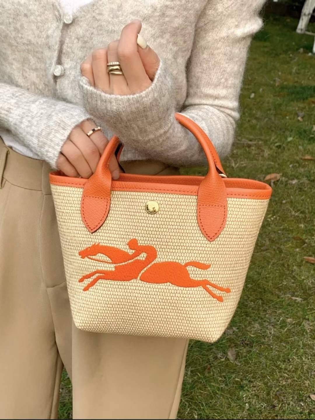 Longchamp Le Pliage Paris-St Tropez Handtasche มาแร้ววววใหม่ล่าสุดนุ้งมินิ ตัลร๊ากกก วัสดุสาน ด้านหน้าปักโลโก้ม้าอันเป็นสัญลักษณ์ของแบรนด์ ทนทานแข็งแรง ใบมินิ น้ำหนักเบา จุของได้เยอะ ใส่กระเป๋าตังค์ โทรศัพท์ iphone+ ได้ ภายในโล่ง มีสายสะพายไหล่ Crossbody 
