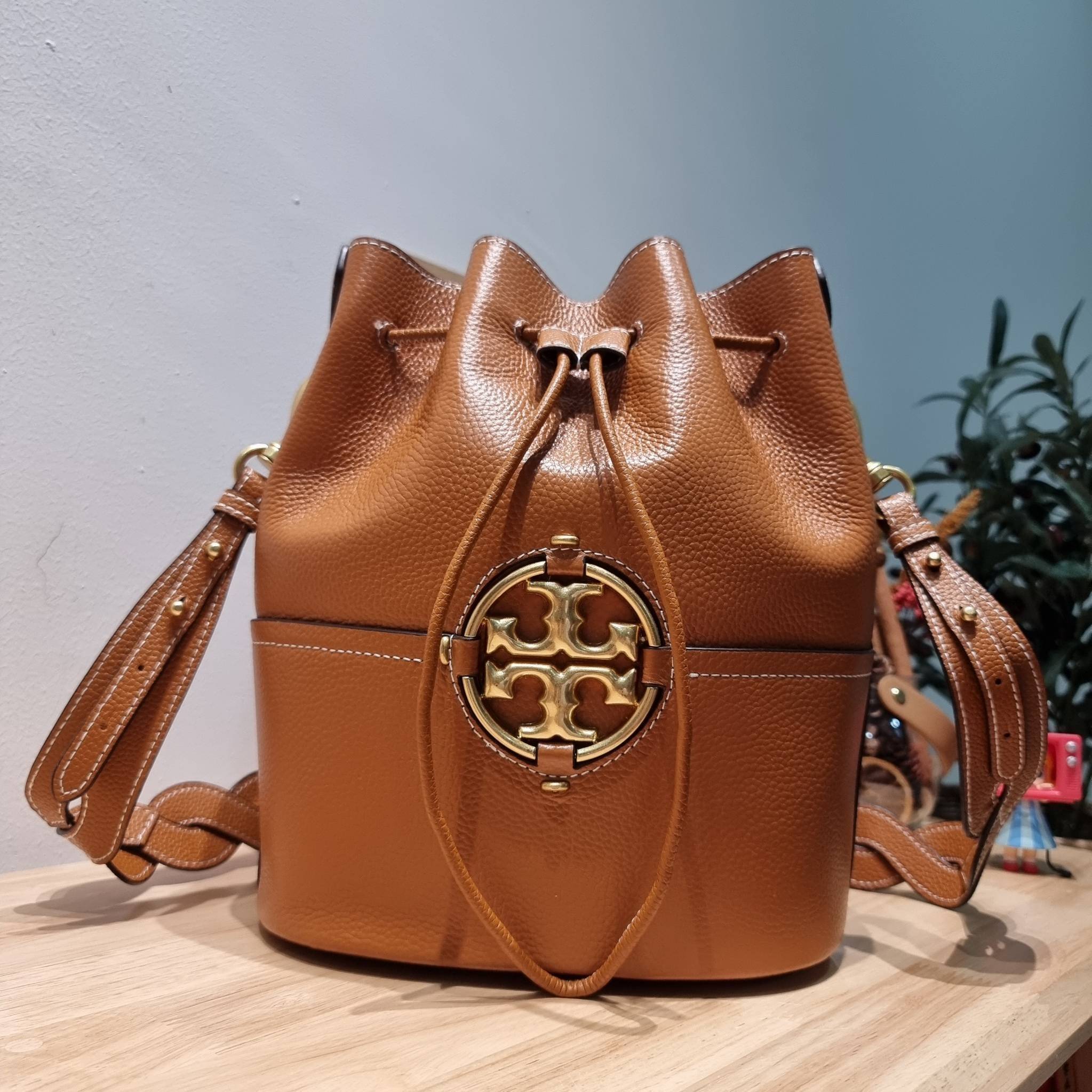 TORY BURCH MILLER BUCKET BAG / Tory Burch Bag รุ่นยอดนิยม สวยหรู ดูผู้ดี กับกระเป๋าสะพายบัคเก็ตใบใหญ่ โดดเด่นด้วยโลโก้สีทอง รูปทรงคลาสสิค