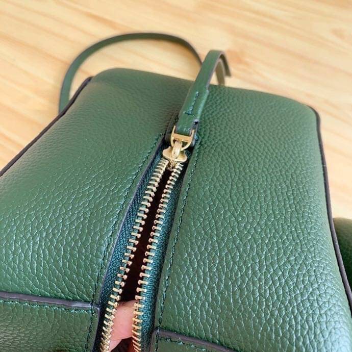 TORY BURCH KIRA PEBBLED SATCHEL BAG รุ่น 74650 กระเป๋าสะพาย Crossbody หนัง togo อะไหล่ทอง ทรงสวยสุดฮิต เป็นรูปทรงใหม่ มาแรงที่สุดในตอนนี้!! สัมผัสนุ่มมือ ตั้งอยู่ทรง ออกแบบเก๋ไก๋ สามารถปรับใช้ได้ 2 แบบ ไม่เหมือนใคร เปิดปิดด้วยซิป ภายในบุผ้าอย่างดี ช่องหลั