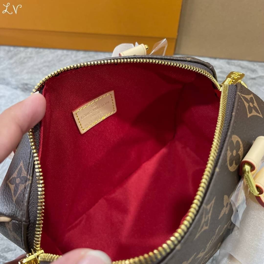 LV Speedy Bandoulière 20 Bag Monogram Canvas กระเป๋าทรงหมอนไซส์เล็กน่ารัก ดีไซน์น่าใช้มากๆ พิมพ์ลายโมโนแกรม ภายในเป็นช่องกว้าง มาพร้อมสายสปอร์ตสวยเท่ห์มาก ใบจริงสวยเกินเบอร์!! ไม่ผิดหวังจ้า