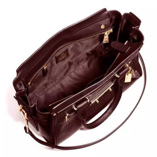 Coach Swagger 27 Pebble Leather Satchel Black Detail : กระเป๋าcoach ทรงสวย ไม่มีวันเฉย ดีเทลด้านหน้ากระเป๋าเยอะ ชิคไปอีกแบบ ภายในกว้าง ใส่ของได้มาก แถมจะถือก็ได้ หรือ สะพายกระเป๋าก็ดี มีจำนวนไม่เยอะ ใครยังไม่มีใบนี้ รีบจับรีบจองกันเลยนะคะ