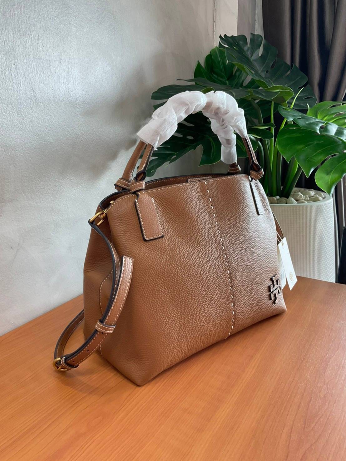 TORY BURCH Mcgraw Satchel Tote Bag (Size L) กระเป๋าถือ/สะพาย Crossbody วัสดุหนังลูกวัวแท้ 100% ด้านหน้าประดับโลโก้หนัง ตัดเป็นรูปตัว T สัญลักษณ์แบรนด์ ตัวกระเป๋าเดินด้ายเล่นลายเพิ่มลูกเล่น เพื่อความเก๋!!