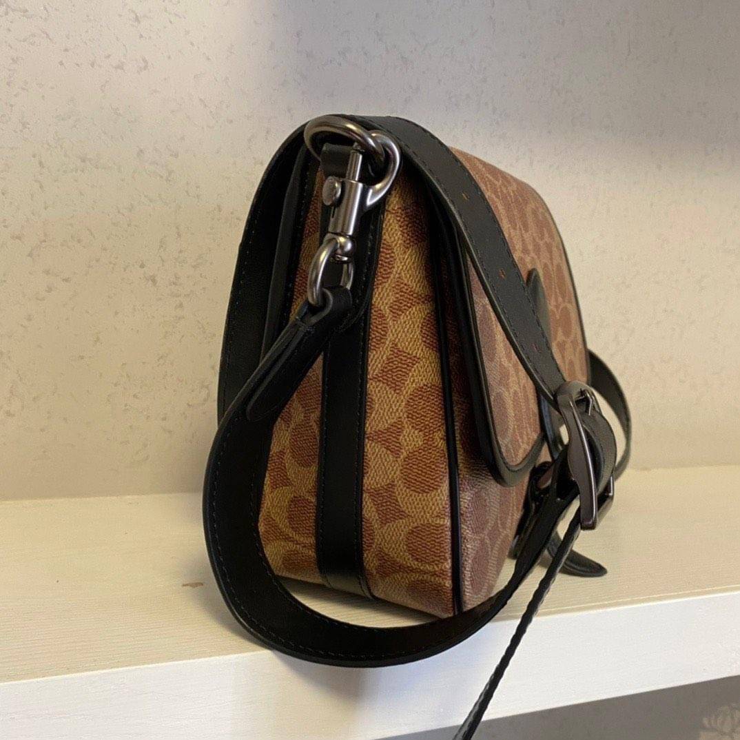 Coach Frankie Crossbody In Signature Canvas Leather Bag Sling CD877 กระเป๋าสไตล์แฮนด์ฟรีที่จัดระเบียบอย่างดีสำหรับการเดินทางหรือที่ทำงาน Frankie Crossbody ขนาดกะทัดรัดถือทุกสิ่งที่จำเป็นด้วยพื้นที่สำหรับโทรศัพท์ กระเป๋าสตางค์ กุญแจและอีกมากมาย ผลิตจากผ้าแ