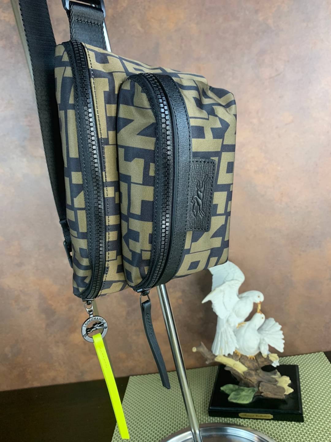 LONGCHAMP LE PLIAGE LGP BELT BAG M เท่ห์อย่างมีสไตล์กระเป๋าทรงคาดอกและคาดเอวดีไซน์แนวสปอร์ต เพิ่มความโดดเด่นทันสมัยด้วยลายซิกเนเจอร์ มีช่องซิปที่ใช้งานง่ายช่วยให้คุณหยิบใช้สิ่งของจำเป็นได้อย่างสะดวกและง่ายดาย และผสานสายรัดแบบปรับได้เข้ากับหัวเข็มขัดตัวล็อ