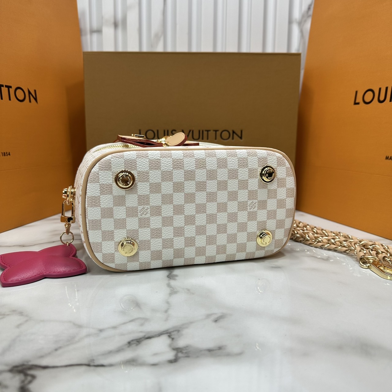ORI หนังแท้ | LV Vanity Cosmetic Bag กระเป๋ารุ่นวานิตี้ กระเป๋าเครื่องสำอางจากคอลเลคชั่น Louis Vuitton Baby พกพาผลิตภัณฑ์อาบน้ำและของใช้จำเป็นอื่นๆ อย่างมีระดับ Monogram แคนวาสสุดเอ็กซ์คลูซีฟสำหรับคอลเลคชั่น