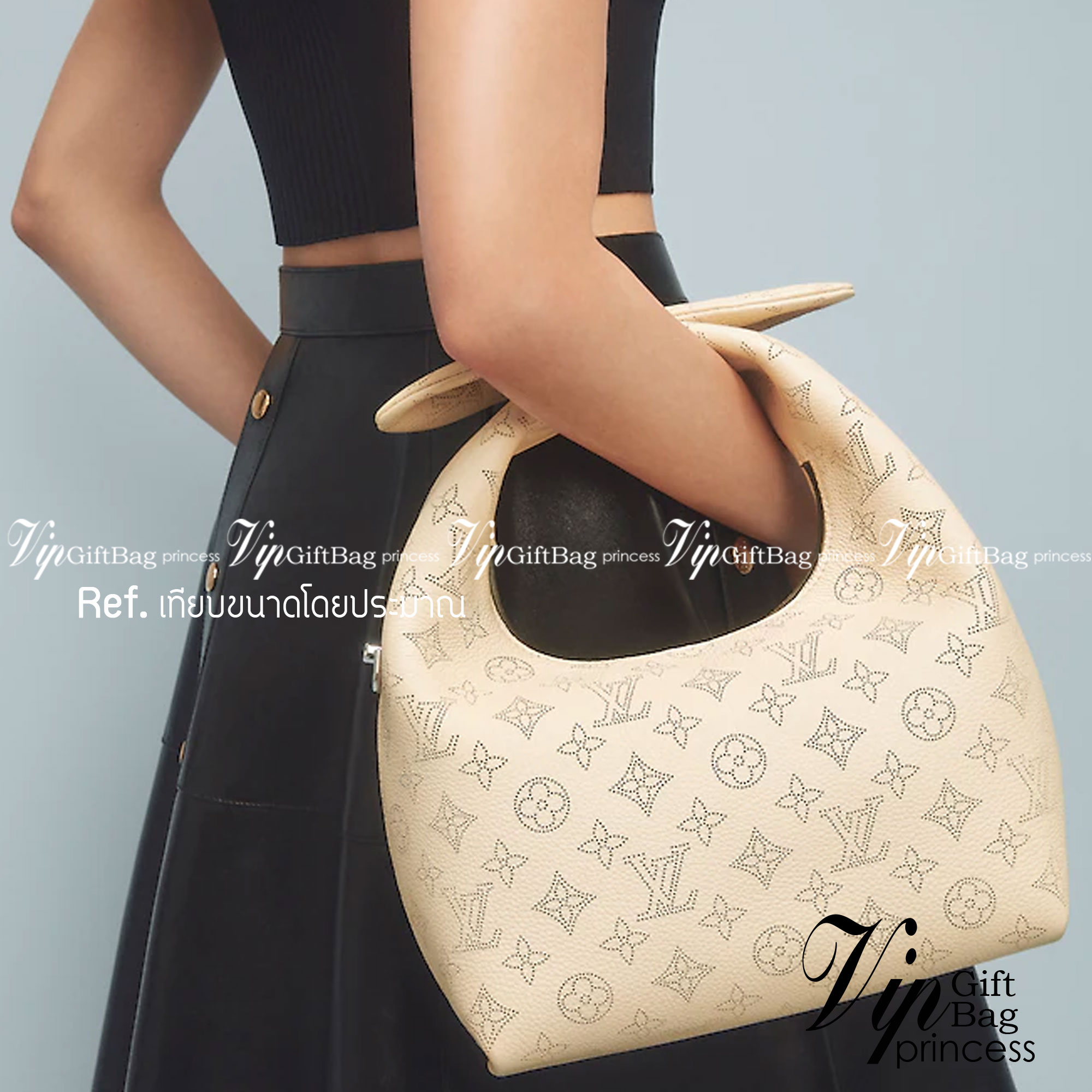 LV Why Knot PM Bag กระเป๋าสะพายงานแบรนด์ ผูกโบว์น่ารัก แต่คงความคลาสสิก งานหนังสวย ดีไซน์หรูหรา แมทช์กับการแต่งตัวง่าย จึงครองใจสาว ๆ ได้ไม่ยาก ไม่ว่าลุคไหนกระเป๋าใบนี้ก็คอมพลีทลุคได้อย่างสมบูรณ์แบบ ภาพถ่ายจากงานขายจริง ใช้งานต่างประเทศได้
