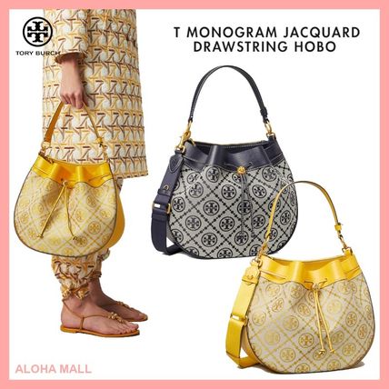 Tory burch t monogram jacquard drawstring hobo New Collection 2021 กระเป๋าถือและสะพายข้าง Monogram จาก tory burch ทำจากผ้าใบ jacquard ตัดด้วยหนังวัวแท้