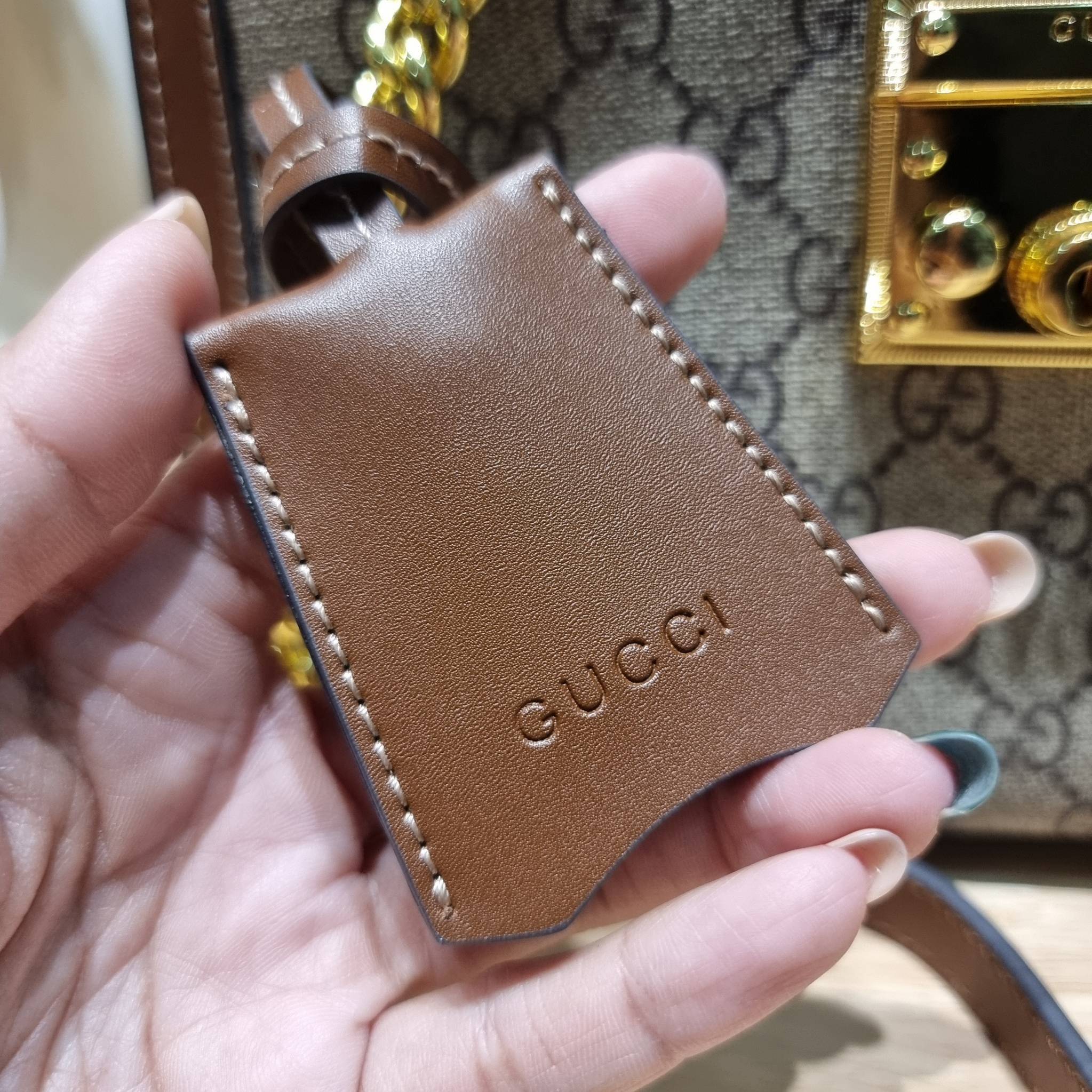 GUCCI padlock shoulder bag กระเป๋าสะพายไหล่ สวยผู้ดี ทรงดี ใช้งานง่าย วัสดุหนังแคนวาส ปากกระเป๋ามีแถบหนังคาดและอะไหล่กดล็อค โดดเด่นและเพิ่มความหรู