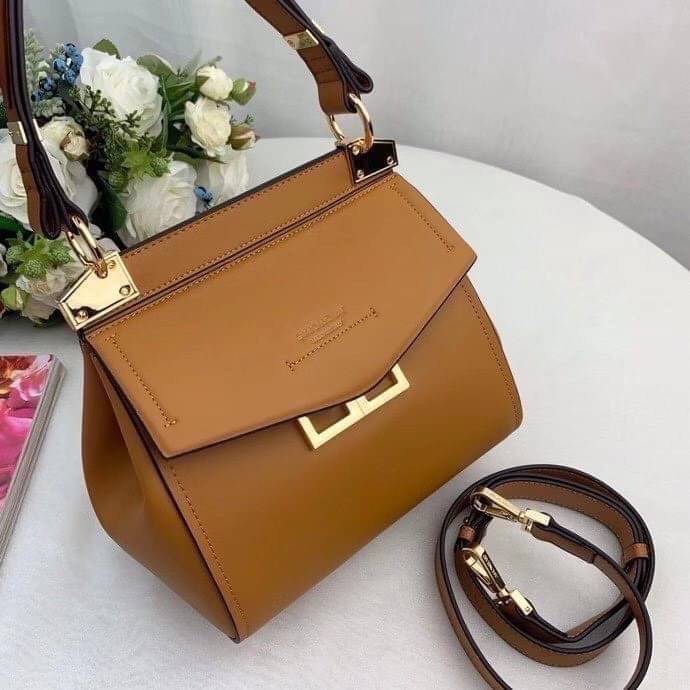 หนังแท้ Givenchy Mini Mystic Calfskin Leather Satchel / Givenchy Top Handle Bag กระเป๋ารุ่นใบใหม่จากแบรนด์หรู การออกแบบเชิงมุมโดดเด่นด้วยแผ่นปิดสามเหลี่ยมที่มีรายละเอียดพร้อมการปิดด้วยแม่เหล็ก double-G พกติดตัวไว้ที่หูหิ้วด้านบนหรือสวมสายสะพายทรงเรียวเพื่