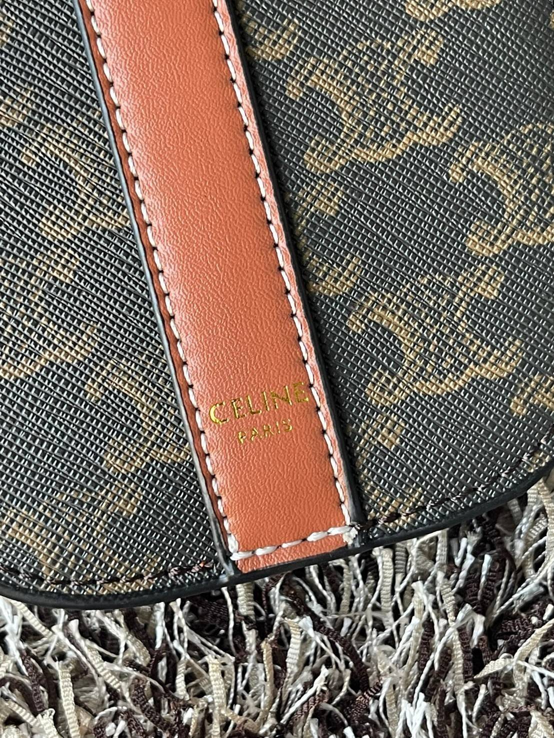 Celine Phone Pouch in Triomphe Canvas กระเป๋าใส่โทรศัพท์รุ่นนี้ มีดีไซน์ดูเรียบง่าย แต่ดูหรูหราด้วยลวดลาย Triompe ที่แสดงถึงความเป็นเอกลักษณ์ของ celine ช่องหลักที่มีความกว้าง สามารถใส่โทรศัพท์มือถือ ธนบัตร บัตรต่าง ๆ และของจุกจิกชิ้นเล็ก ๆ ได้แบบจุใจ หรือ