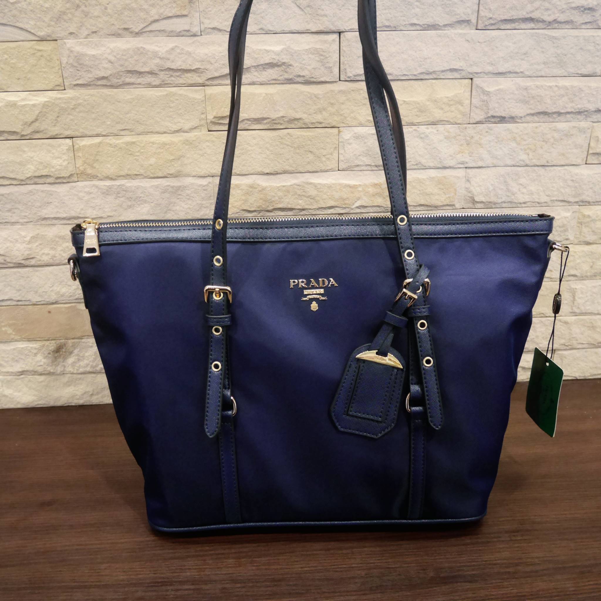 กรี้ดดด งานใบใหญ่ **ใส่ของจุใจ ก้มาน้าาา งานพรีเมี่ยมกิ้ฟ จากเคาเตอร์ต่างประเทศคะ จากแบรนด์ PRADA เป็น กระเป๋าผ้าไนล่อน ตามแบบฉบับของแบรนด์เลย หลงรักเลยคะ สะพายไหล่ได้ ถือก็สวยๆ ใช้แล้วสวยมากๆ ใส่ของได้เยอะเว่อร์ คุ้มราคา ห้ามพลาดเลยคะ!