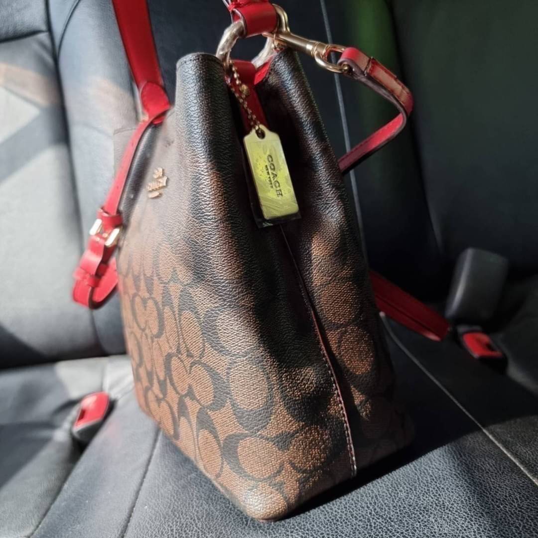 COACH 2312 SMALL TOWN BUCKET BAG IN SIGNATURE CANVAS รุ่นยอดนิยมใบเล็กมาครบสีแล้วจ้า กระเป๋าทรงบัคเก็ต สีผู้ดี๊ผู้ดี ตัวกระเป๋าดีไซน์คลาสสิคลายซี ดูโดดเด่น วัสดุหนังแคนวาสเคลือบลาย สวยคมทุกมุมจริงๆ!! เปิด-ปิดด้วยกระดุมแม่เหล็กทั้ง 2 ฝั่ง ภายในเป็นช่องโล่ง