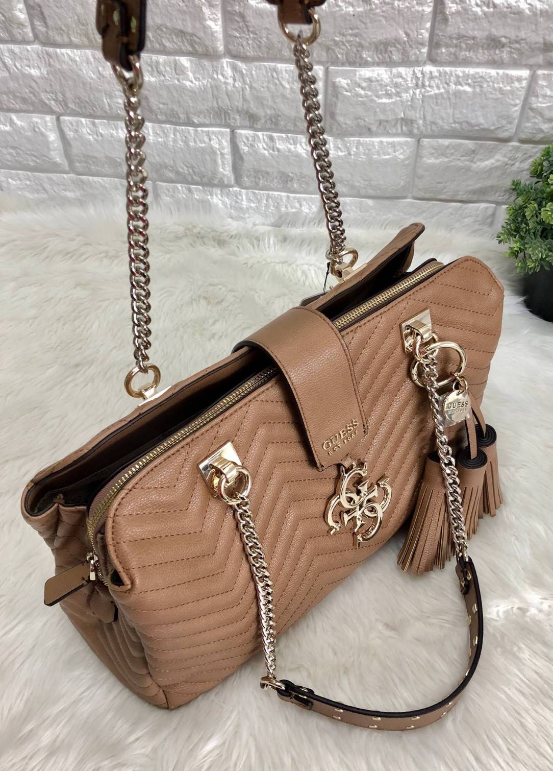 GUESS WOMEN’S VIOLET GIRLFRIEND SATCHEL SHOULDER BAG พร้อมส่งความสวยค่ะ!! กระเป๋าถือ สะพายไหล่ วัสดุเย้บหนังลายนวม หนังนิ่ม ทรงป่องสวยงามาก ด้านหน้าห้อยพวงพู่ยาวลงมาสวยมากๆทีเดียวค่ะ ปากกระเป๋าเปิดปิดแบบกระดุมแม่เหล็ก มีอะไหล่โลโก้แบรนด์หรู ช่องหลักแบ่ง เ