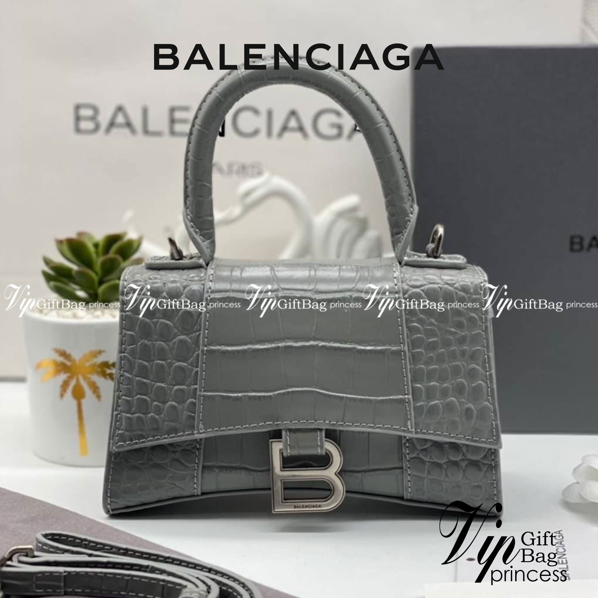 หนังแท้ BALENCIAGA HOURGLASS TOP HANDLE XS Shiny crocodile embossed calfskin การสร้างสรรค์ที่มีเอกลักษณ์เฉพาะตัว หรูหรา โทนสีโดดเด่น วัสดุหนังแท้ลายจระเข้ ภายในโล่งกว้างหนังแนปป้าอย่างดี เกรดออริจินอล ตอบโจทย์ได้ทุกลุค ทุกไลฟ์สไตล์ ภาพสินค้าถ่ายจากงานขายจ
