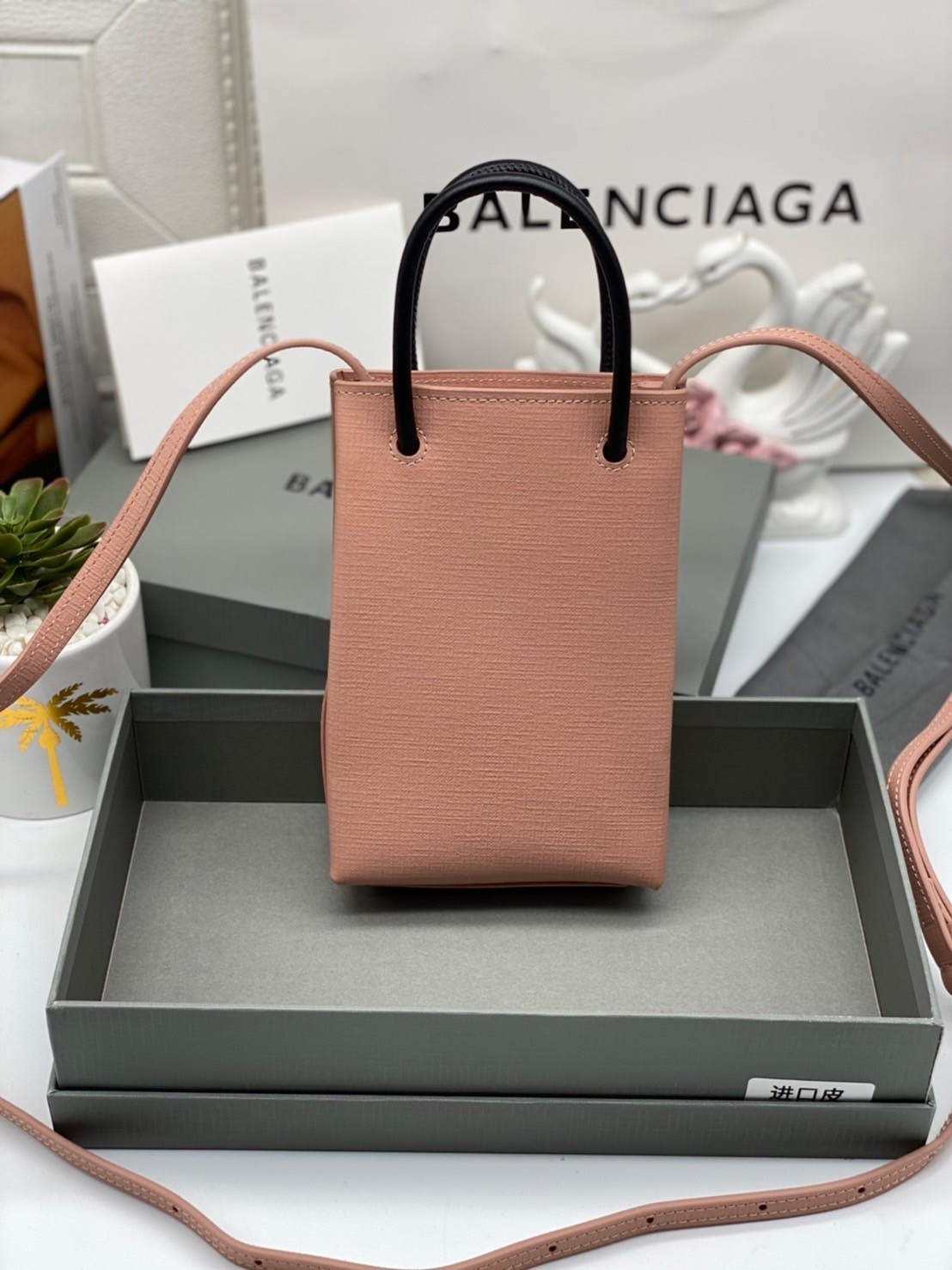 หนังแท้ BALENCIAGA Shopping Phone Pouch leather tote พกกระเป๋าช้อปปิ้งขนาดมินิ ไปทุกที่ในฤดูกาลนี้ ดีไซน์ที่ใช้ได้ทุกวันตั้งแต่หนังแบบมีเท็กซ์เจอร์ ภาพสินค้าถ่ายจากงานขายจริง ใช้งานต่างประเทศได้