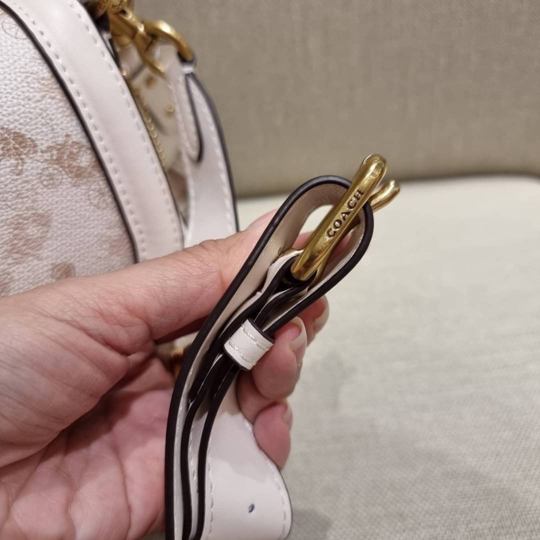 COACH C3837 BEAT SADDLE BAG WITH HORSE AND CARRIAGE PRINT The best item! ที่สาวๆรอคอย! ฮอตไฟลุก! สีหายาก ละมุนคุณหนู คอลเลคชั่นใหม่ ดีไซน์หรูหรา พิเศษมากๆมาพร้อมสายสะพาย 2 เส้น ใช้คู่กันหรือแยกสะพายก็สวยครบสูตร กระเป๋าสะพายทรง saddle คลาสสิค เปิด-ปิดด้วยก