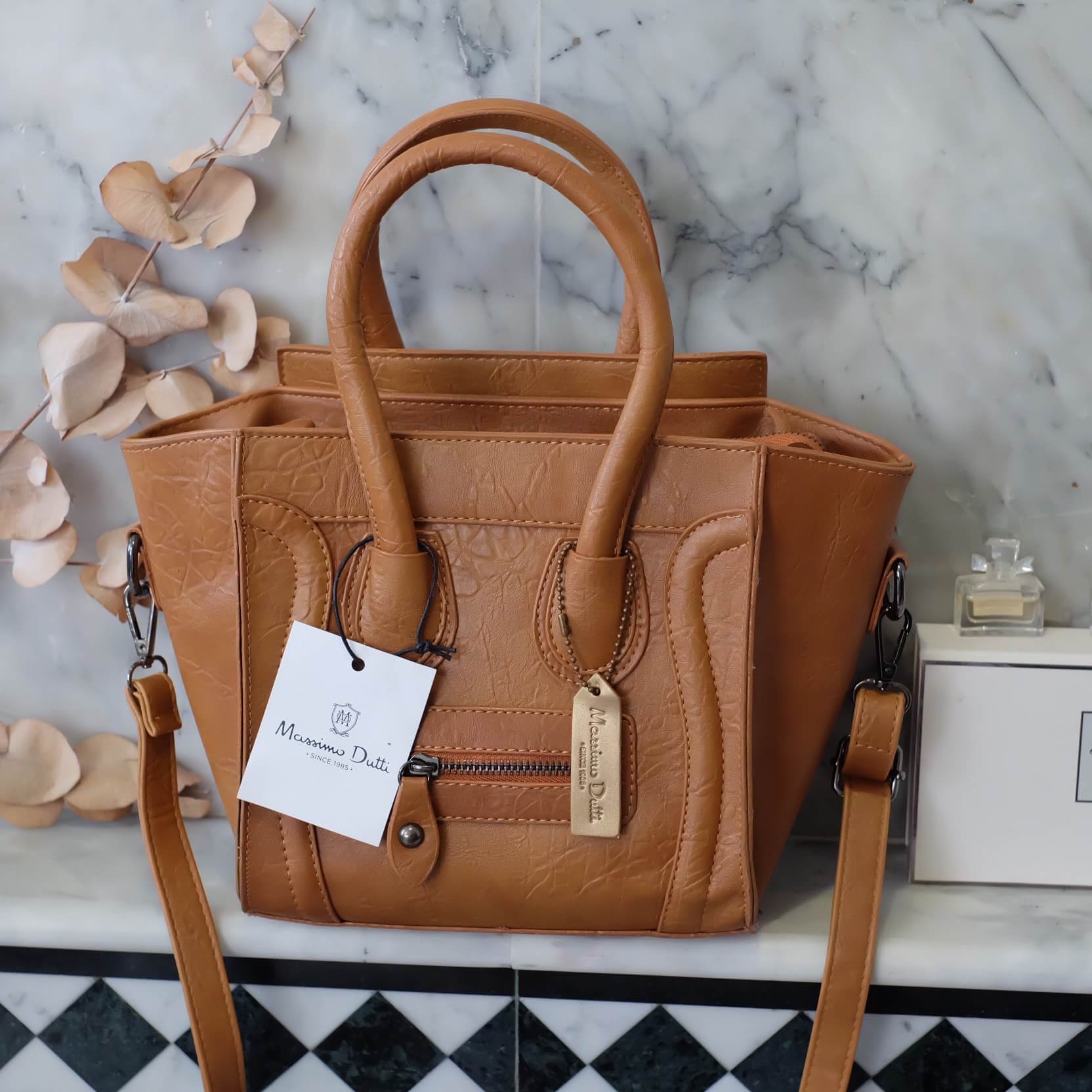 Limited edition ของ รุ่นขายดี ทรงสวยที่สุด จากแบรนด์ ดัง Massimo Dutti มาด้วยน๊ารอบนี้ 📣รายละเอียดกระเป๋า กระเป๋าทรงหรู look like Celine brand หนังดีมาก ใบนี้ อยู่ทรงสวยคะ หนังลายสวยมากคะ สีน้ำตาล classic เรียบหรูคะ อะไหล่ เทาดำ ขนาดกำลังดีเลย จุข