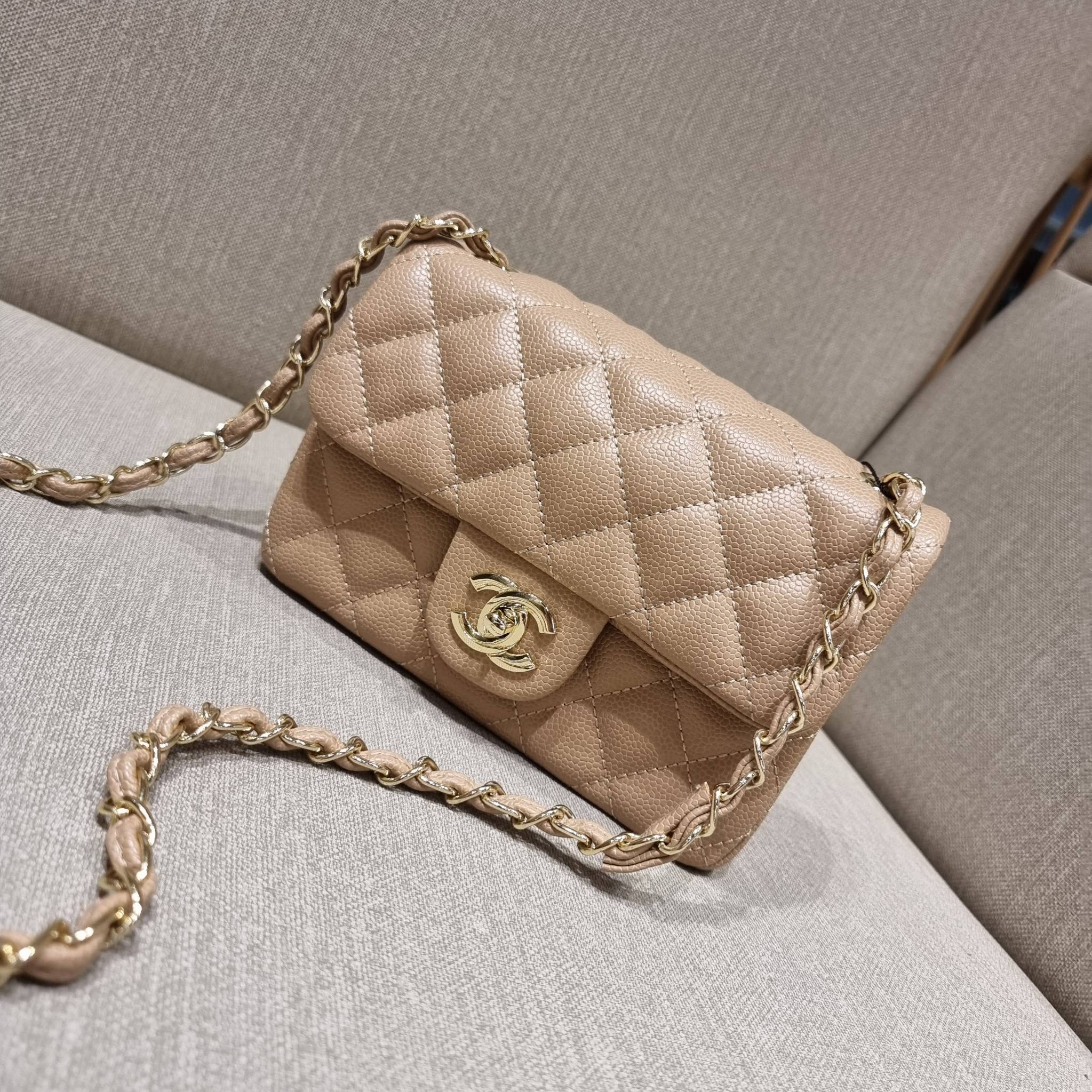 VIP 】3สี คัมแบคทูสต็อค!! จัดมาแน่นๆ พร้อมสีรับความเฮง!! พรีเมี่ยมจากแบรนด์ Chanel vip สุดพิเศษจากเคาน์เตอร์ กระเป๋าสะพาย หนังสังเคราะห์ลายคาร์เวีย หรูหราทั้งอะไหล่เงินและอะไหล่ทอง สะพายแล้วขับผิวมากๆใบนี้ เปิด-ปิดกระเป๋าด้วยตัวบิดล็อค ภายในกระเป๋าบุหนังสี