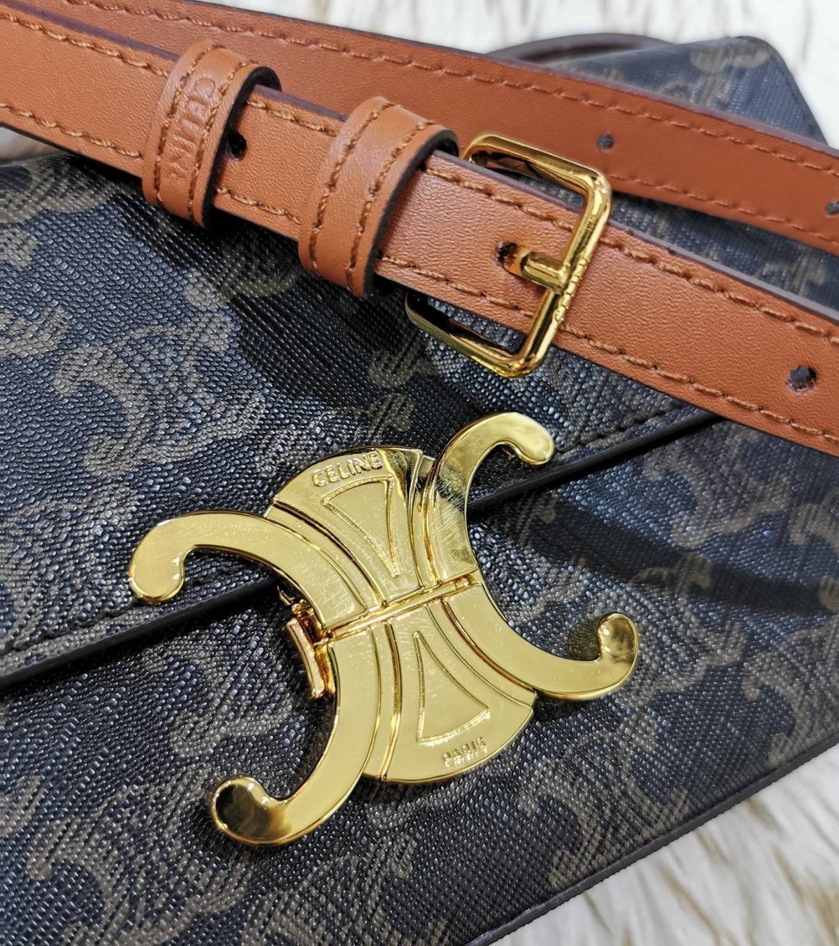 พรีเมี่ยมกิ๊ฟแท้ 100% 】CELINE TRIOMPHE SHOULDER BAG VIP GIFT WITH PURCHASE-GWP พรีเมี่ยมกิ๊ฟ Limited Edition จาก CELINE PERFUME DUTY FREE COUNTER วัสดุ TRIOMPHE & LEATHER ดีไซน์ยอดนิยมสไตล์สาว LISA