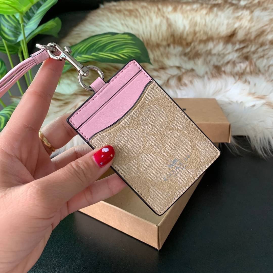 COACH F63274 ID LANYARD IN SIGNATURE COATED CANVAS กระเป๋าใส่บัตรคล้องคอ ลาย C ทั้งใบ ด้านหน้าตกแต่งชื่อแบรนด์ สวยมากกก ใส่บัตรพนักงาน และบัตรต่างๆ มาพร้อมสายคล้องคอ สายถอดออกได้ ตัวกระเป๋ามี 3 ช่องค่ะ