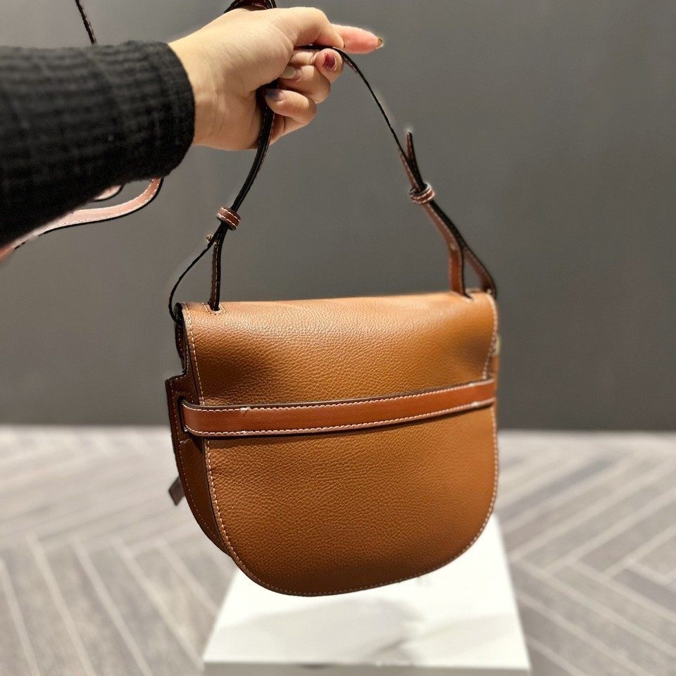 LOEWE gate dual bag / LOEWE CROSSBODY BAG VIP กระเป๋าถือหรือสะพาย Limited ทรงอานม้าสวยอยู่ทรง