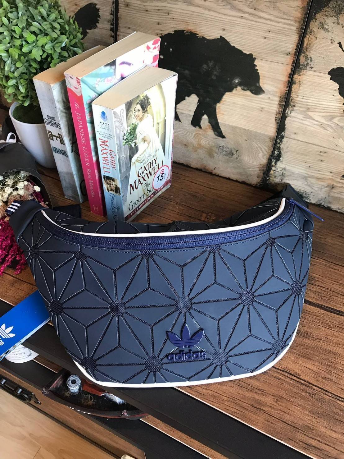 Adidas Originals 3D Mini Airline (ISSEY MIYAKE Style Shoulder Bag) กระเป๋าสะพายสไตล์สปอร์ตแบบคาดเอวคาดอกรุ่นใหม่ดีไซน์สุดฮิตสไตล์ ISSEY MIYAKE ใช้ได้ทั้งชายและหญิง ขนาดกำลังดี น้ำหนักเบา ด้านหน้าประดับโลโก้แบรนด์ เปิดปิดด้วยซิปสะดวกใช้อะไหล่ปั้มแบรนด์สวยด