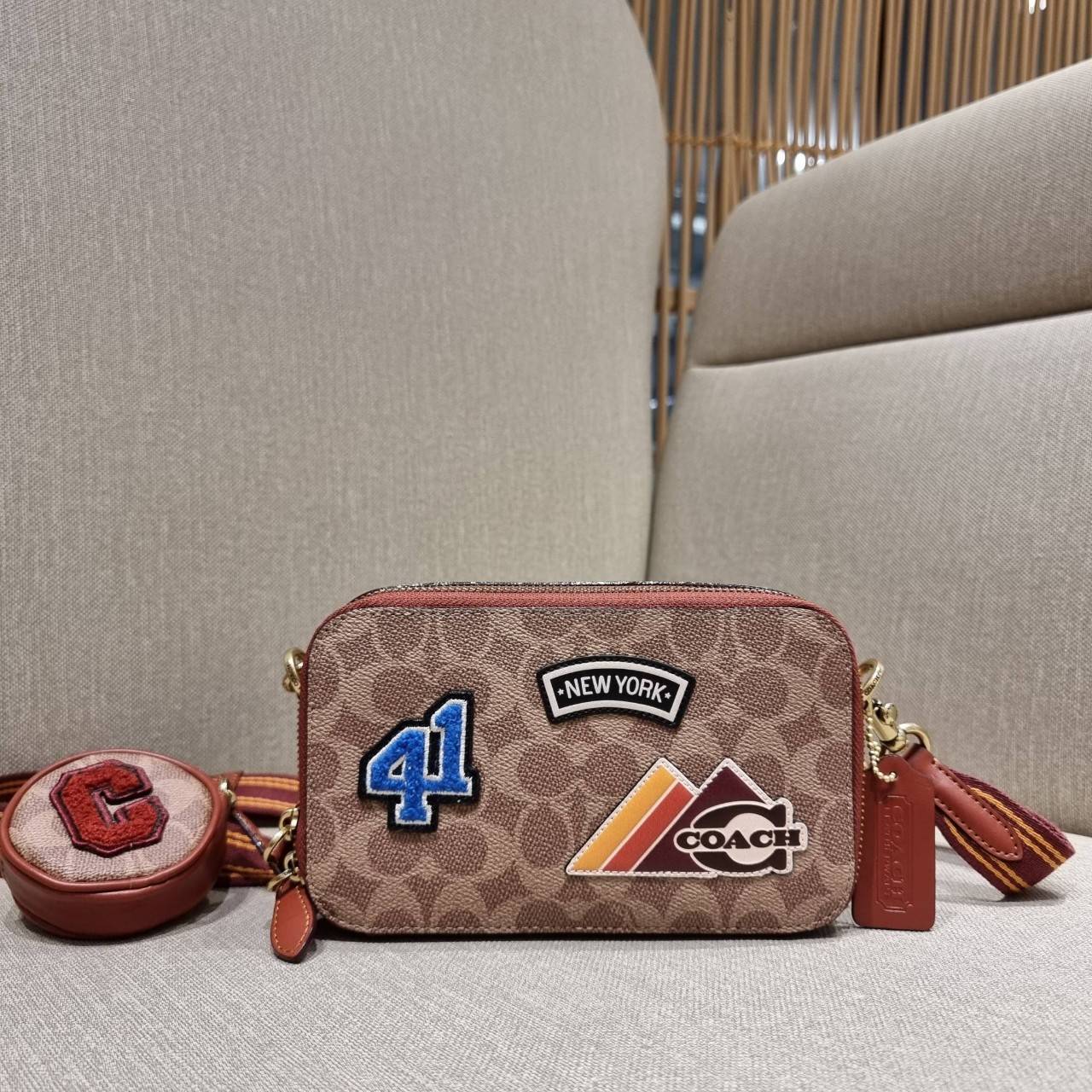 COACH C6744 CHARTER SLIM CROSSBODY IN SIGNATURE CANVAS WITH PATCHES คอลเลคชั่นฮอลิเดย์ สดใสพร้อมปังพร้อมส่ง!! น่ารักมากๆกับดีไซน์สกีเรทโทรวินเทจ วัสดุหนังแคนวาสเคลือบลายสลับหนังแท้ โดดเด่นด้วยแพทช์ลายสวยคม ดีเทลความเลิศมันอยู่ตรงนี้!! ตรงที่มีน้องใบเล็กมา