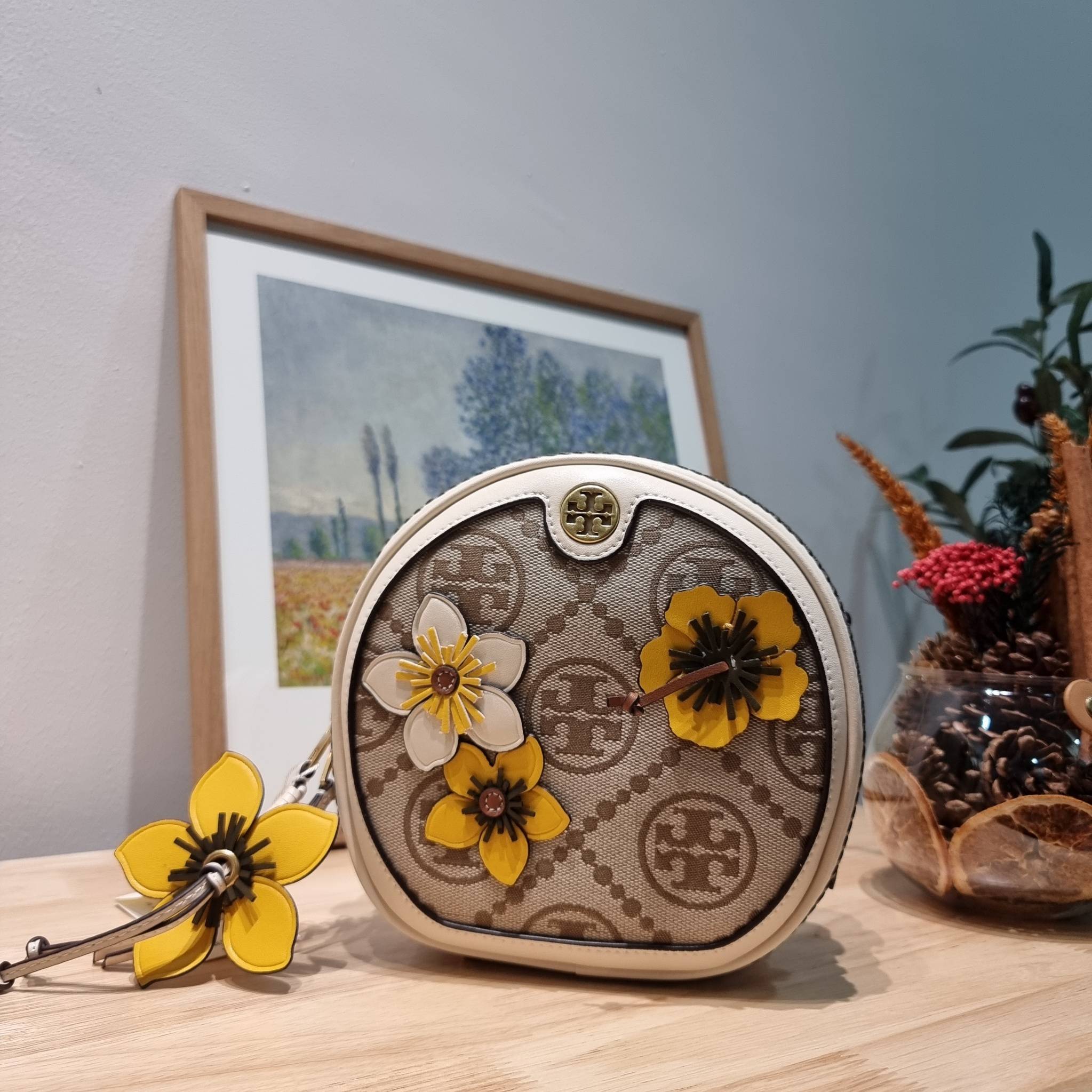 TORY BURCH T MONOGRAM FLORAL MOON CROSSBODY BAG คอลเลคชั่นใหม่ น่ารักให้ใจไปเลย กับประเป๋าสะพายทรงสวย ดีไซน์ใหม่ล่าสุด สไตล์งานคราฟ มีลูกเล่นประดับดอกไม้