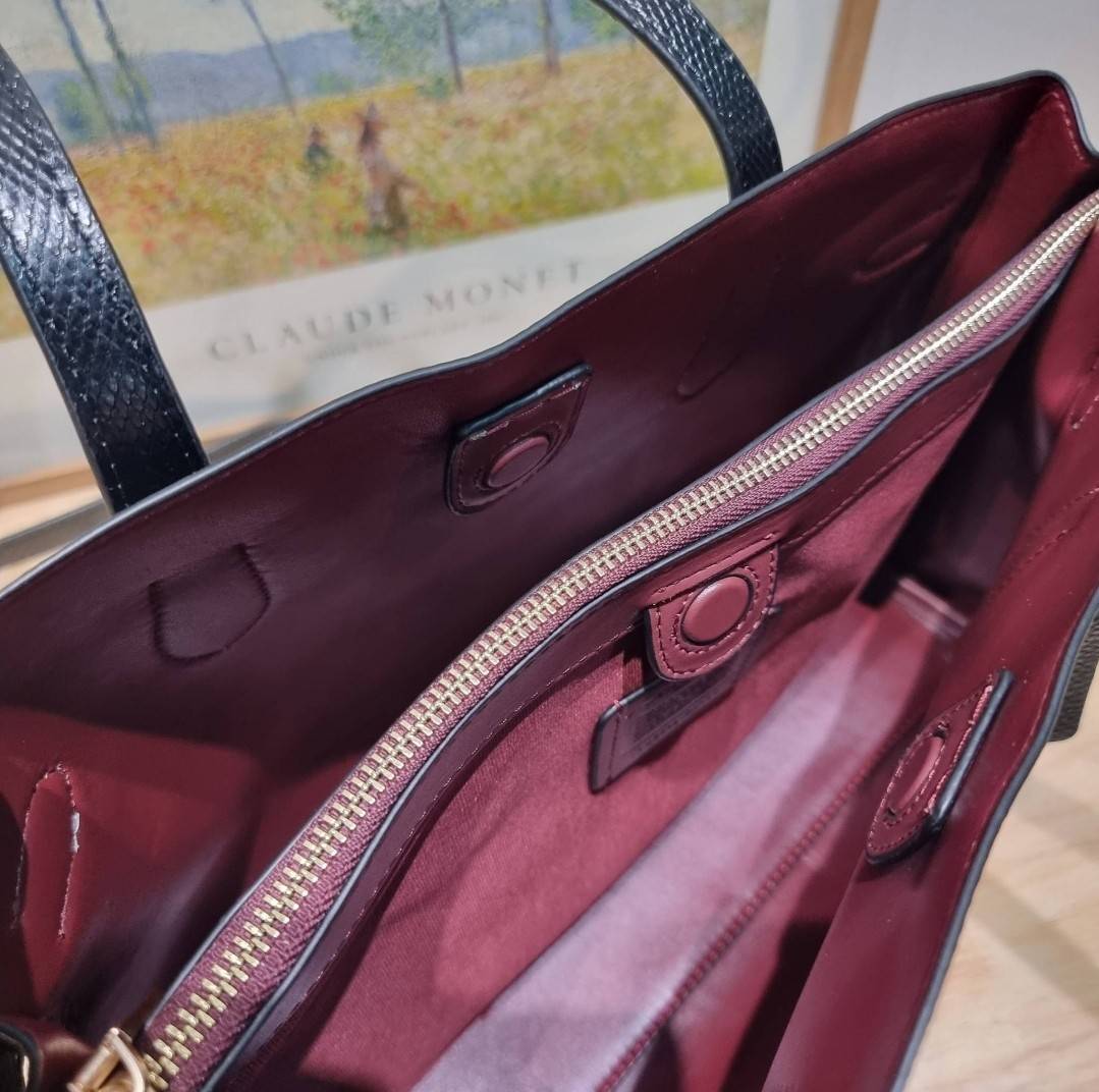 COACH HANNA CARRYALL IN SIGNATURE CANVAS / CH187 / CH195 / CH542 น้องใหม่ เรียบหรู ดูแพง กับกระเป๋าถือ/สะพายทรงสวย คงความคลาสสิค ดีไซน์ตกแต่งสายคาดจับจีบข้างกระเป๋าเพิ่มดีเทล มาพร้อมหูจับในตัว