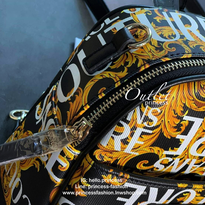 VERSACE JEANS MINI BACKPACK กระเป๋าสะพายเป้จากแบรนด์ดัง วัสดุ Saffiano PVC คุณภาพดี นิ่ม ด้านหน้าประดับด้วยโลโก้แบรนด์สวยโดดเด่น เปิดปิดกระเป๋าด้วยซิปสะดวกใช้ ด้านในโล่งกว้างมีช่องซิปและช่องเล็กสำหรับใส่ของ ด้านหน้ามีช่องซิปอีกหนึ่งช่องใช้งาน รุ่นนี้สามาร