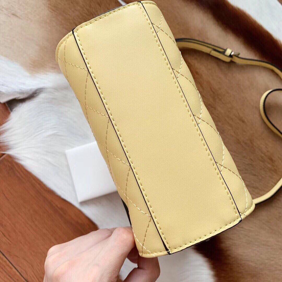 GUESS ELLIANA QUILTED MINI SATCHEL BAG กระเป๋าสะพายรุ่นยอดนิยม วัสดุ PU คุณภาพดี นิ่ม น้ำหนักเบาด้านหน้าประดับด้วยโลโก้แบรนด์สุดหรู เปิดปิดกระเป๋าด้วยซิปสะดวกใช้ ด้านในกว้างมีช่องซิปสำหรับใส่ของ ใส่มือถือได้ทุกรุ่น ซับในลายแบรนด์ สายสะพายหนังเลื่อนปรับระด