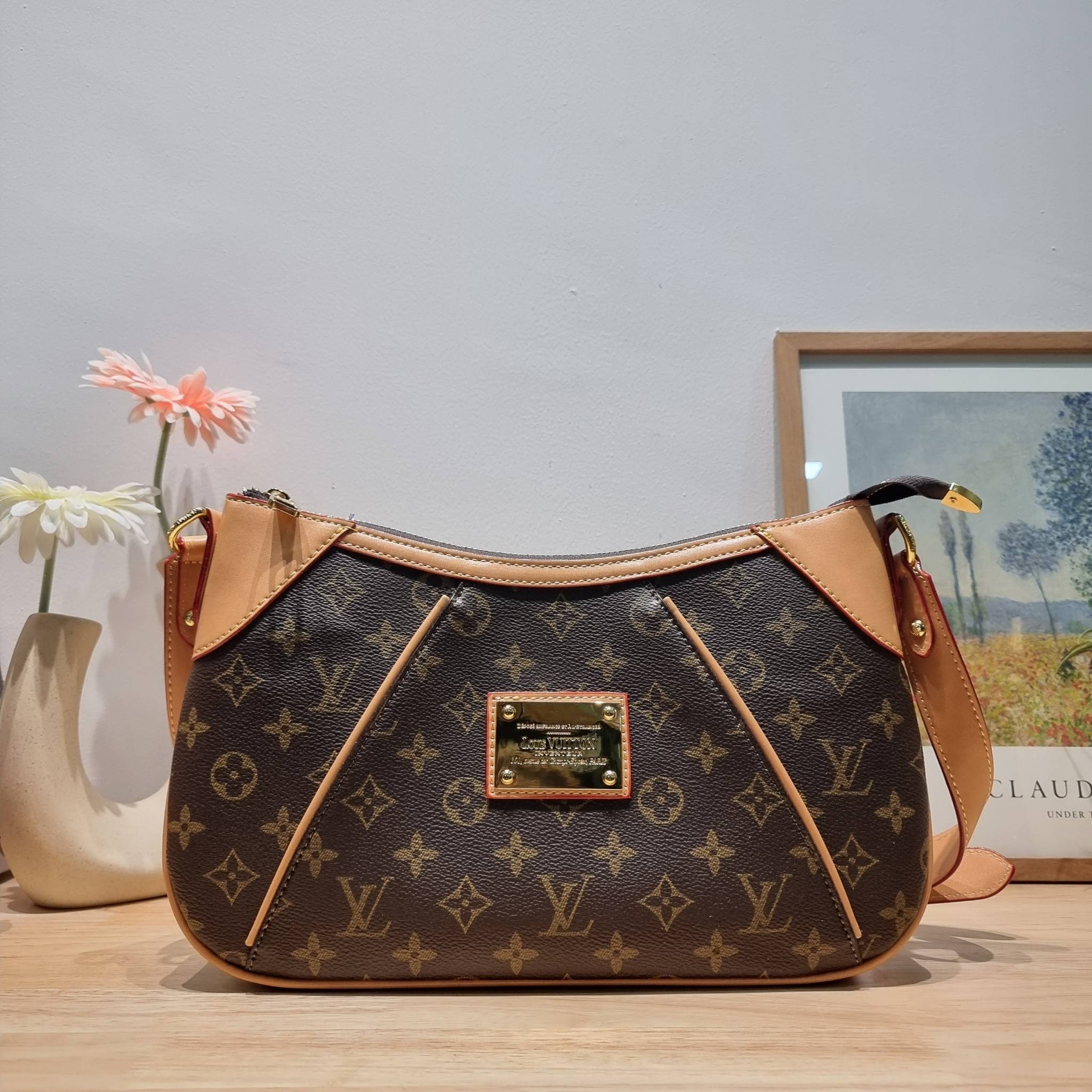 LV THAMES PM MONOGRAM BAG กระเป๋าสะพายไหล่รุ่นยอดฮิตทรงพอช ใบใหญ่กำลังดี สวยดีไซน์คลาสสิควินเทจ สายสะพายในตัวใช้งานได้คล่องตัว