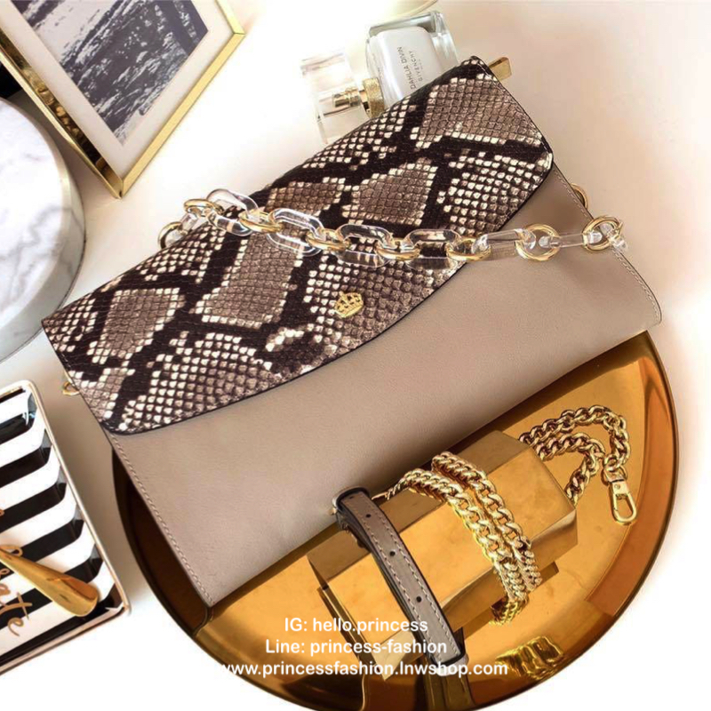 คลัชมาใหม่ สัปดาห์นี้ค่า ‘ Stair ‘ Clutch bag ✔️รอบนี้เข้าเพิ่มอีก 5 ลายเลยน๊า หลังจากปล่อยคอลเลคชั่นแรกออกไปแล้วได้รับความนิยมมากๆ รอบนี้จัดเฉดสีกลางๆ ให้แมทช์ง่ายกับชุดด้วยค่า **หนังวัวแท้ค่า