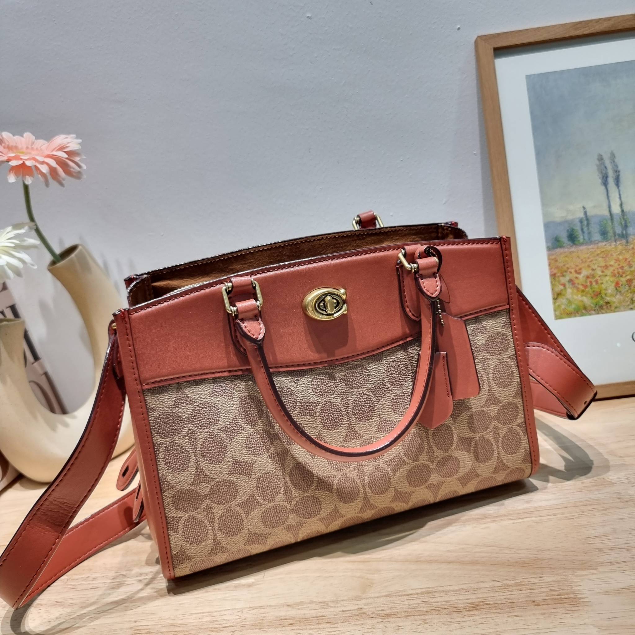 COACH brooke carryall in signature canvas CE733 ใหม่ล่าสุด อัพลุคคุณนายคุณหนูกันหน่อย กับกระเป๋าถือ/สะพายสุดหรู รูปทรงและดีไซน์ดูไฮน์มาก มีกุญแจล็อคซิปได้ วัสดุหนังแคนวาสตัดสลับหนังแท้ มีหูจับในตัว ภายในแบ่งสัดส่วนไว้อย่างดี ให้สามารถจัดเก็บของได้อย่างมีร