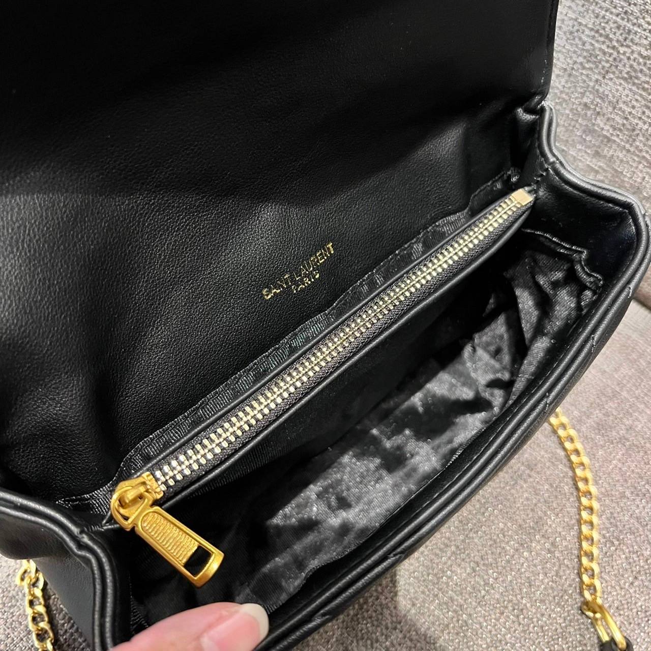 Yves Saint laurent crossbody boutique vip bag กระเป๋าสะพายไหล่ ดีไซน์ทรงสวยหรู พิเศษ แถมฟรี พวงกุญแจห้อยอะไหล่สีทอง ดูแพงไปหมดจริงๆไอเท็มนี้ วัสดุหนังสังเคราะห์ เปิด-ปิดด้วยกระดุมแม่เหล็ก ภายในโล่งกว้าง มาพร้อมหูจับในตัว และสายสะพายครอสบอดี้ที่สามารถถอดออ