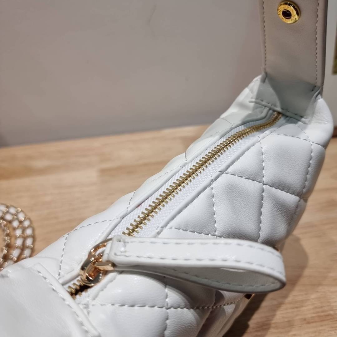 Chanel Pouch Hot item 2023 กระเป๋าสะพายกึ่งพอช ใบเล็กน่ารักน่าใช้ ถือไปไหนก็อัพลุคปัง วัสดุหนังแกะ สัมผัสนิ่มมือ หูจับในตัว ปรับได้อีกเล็กน้อย มาพร้อมสายสะพายโซ่