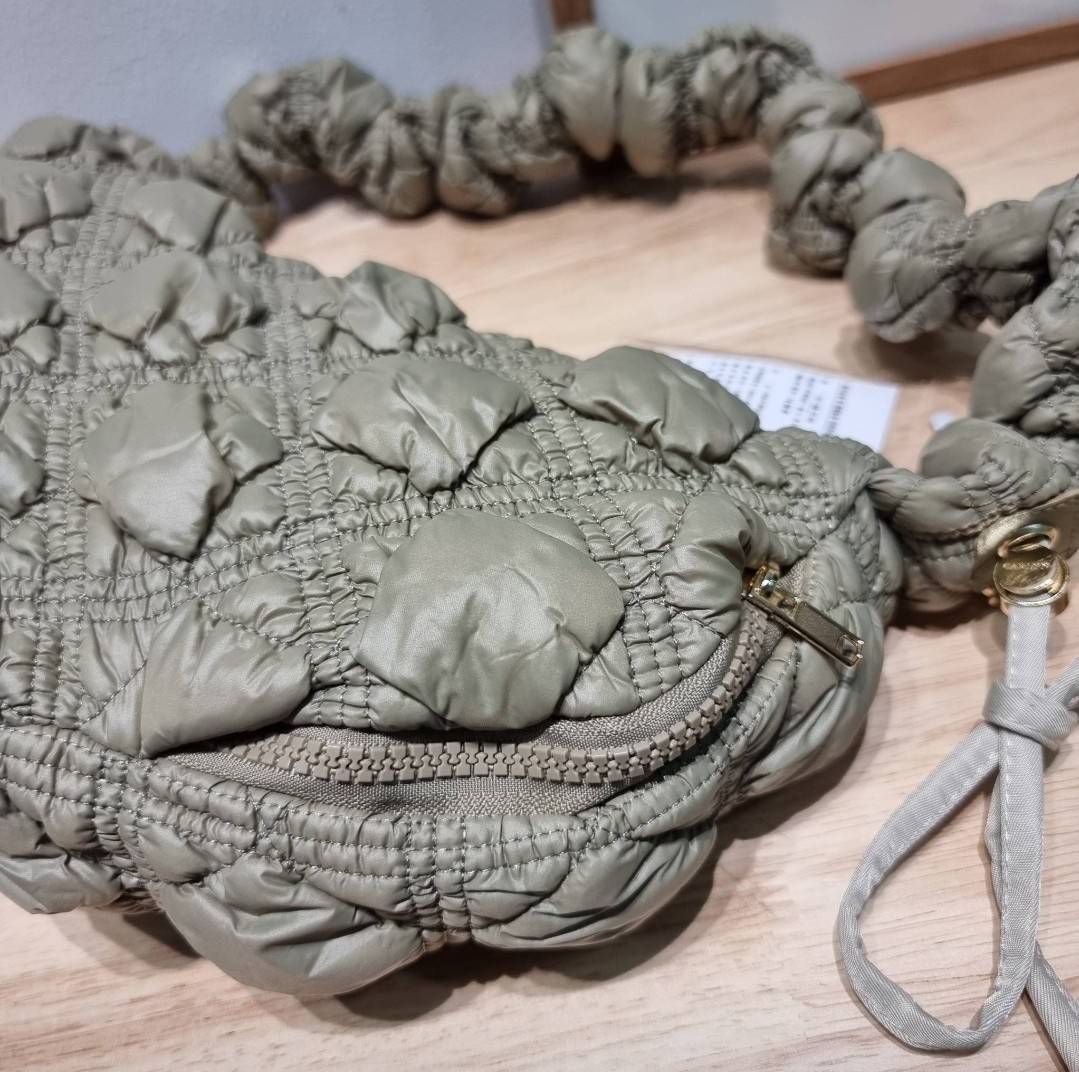 Carlyn cozy bag / Carlyn glaze bag 13 สีพร้อมส่ง อีกหนึ่งคอลเด็ด ที่ฮิตแบบฉุดไม่อยู่ กับไอเท็มนุ่มนิ่มจากเกาหลี พร้อมสีใหม่ล่าสุด กระเป๋าสะพายก้อนเมฆสุดเก๋ ที่สามารถใช้ได้หลากหลาย