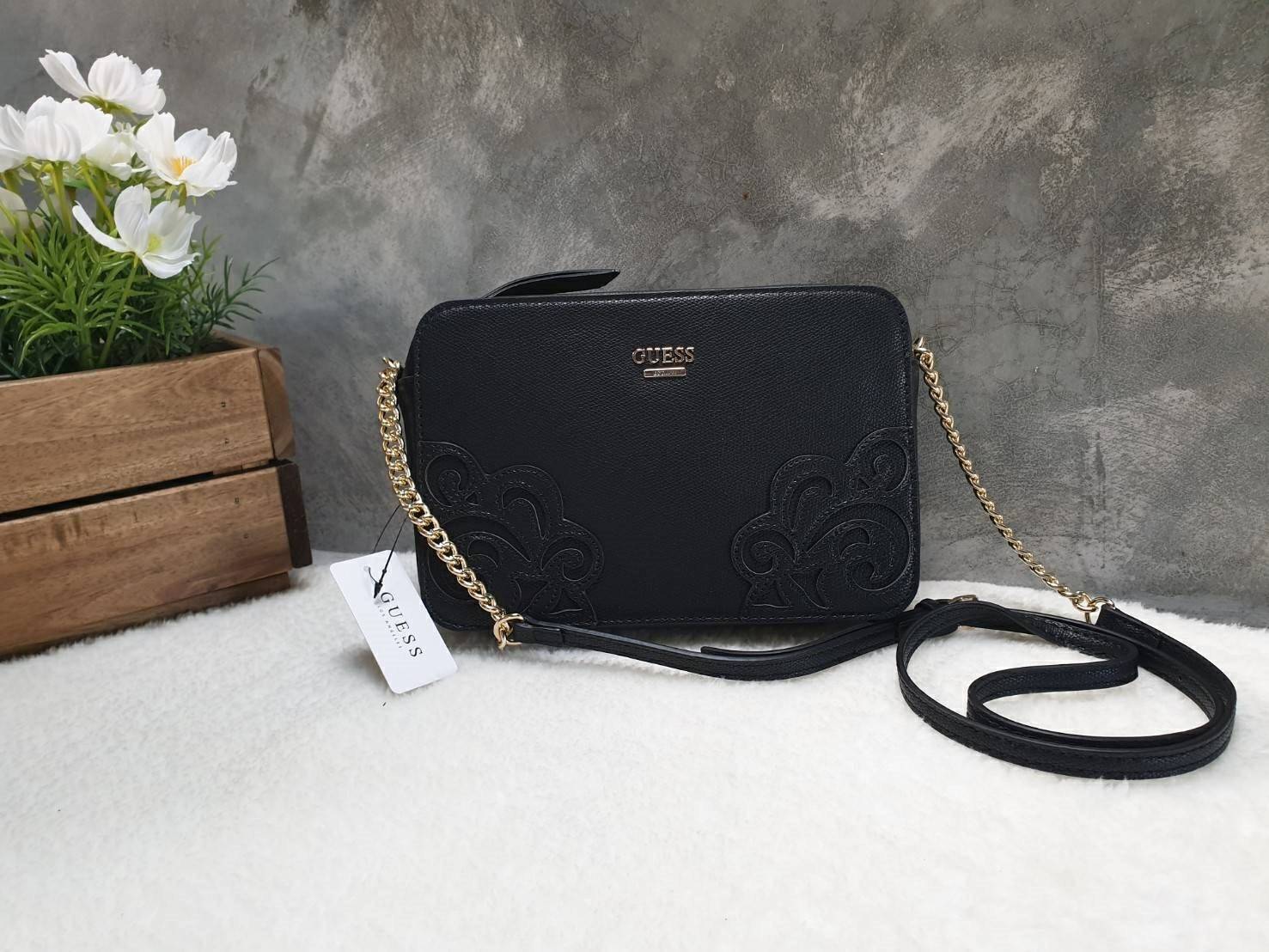 กระเป๋าสะพายข้าง guess ทรงสวย ด้านหน้าติดโลโก้แบรนด์ ลายสวยงาม สายยาวตัดแต่งโซ่และหนัง สามารถปรับความยาวได้ ตัวจับซิป มีกุญแจตีแบรนด์เพิ่มความโก้หรู ซิปเปิดง่าย ด้านในมีช่องซิป และช่องเสียบบัตร ติดโลโก้แบรนด์ บุผ้าแบรนด์ทั้งใบ สวย คุ้มราคา