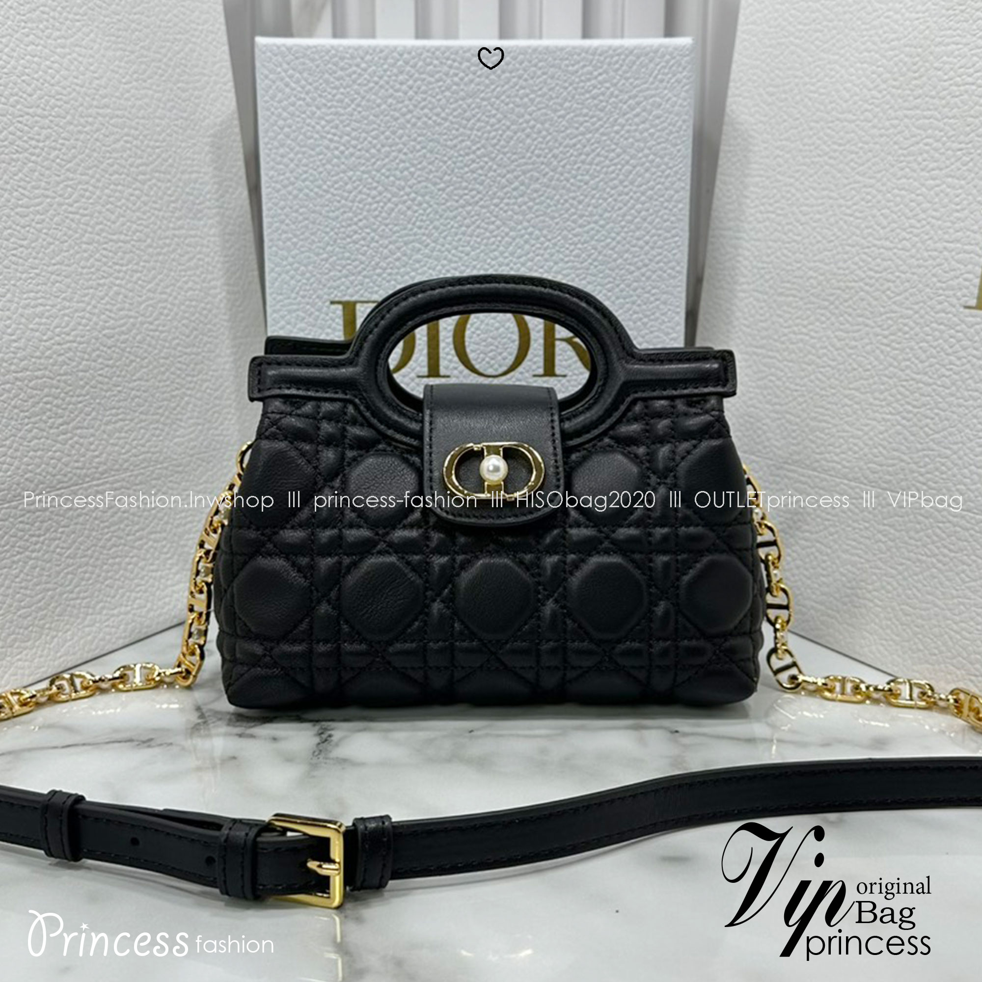 ORI หนังแท้ | Dior Jolie Top Handle Mini Bag กระเป๋าสะพายโจลี่ไซส์มินิหูจับในตัว ดีไซน์หรูหรา โดดเด่นด้วยฝาพับโลหะสีทอง ประดับมุกเรซินสีขาว มาพร้อมสายโซ่มีหนังรองบ่า สะพายไหล่หรือสะพายข้างได้ ทั้งกลางวันและกลางคืน