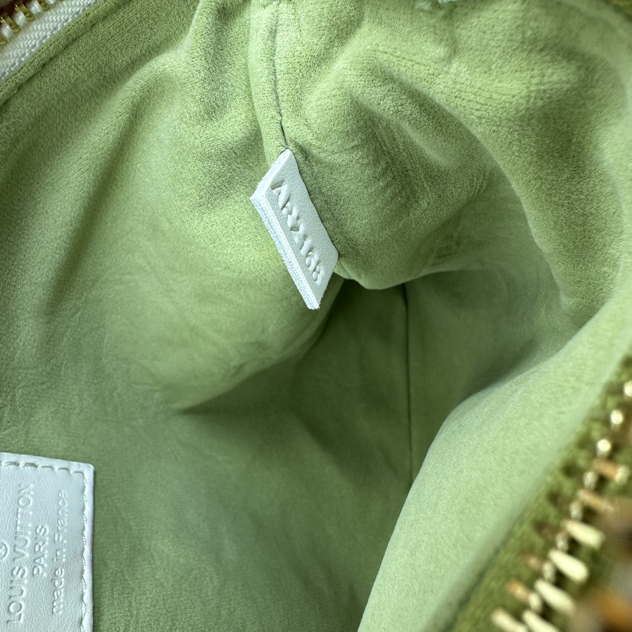 ORI หนังแท้ | LV Coussin PM bag Soft leather with Monogram pattern กระเป๋าถือสะพายไหล่ หรือถือเป็นกระเป๋าคลัทช์ หนึ่งในไอเท็มโดดเด่นจากแฟชั่นโชว์คอลเลกชันประจำฤดูกาล Spring-Summer หนังบุนวม