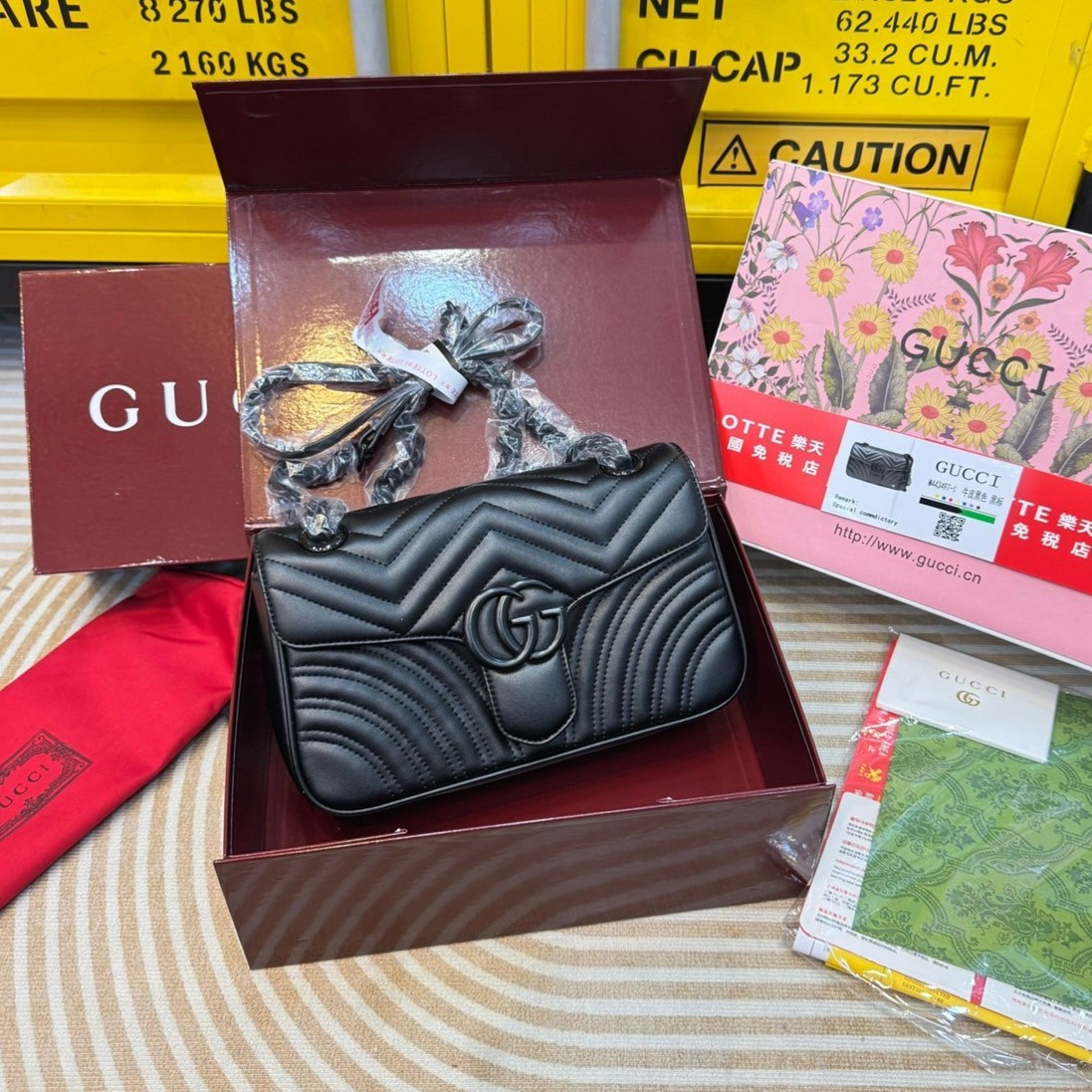 GUCCI GG Marmont medium shoulder bag 🖤 กระเป๋าสะพายข้างรุ่นคลาสสิค ดีไซน์ใหม่ อะไหล่ดำ สะพายขับผิว ดูแพง อัพลุคได้สบายๆ เปิด-ปิดด้วยตัวกดล็อคแน่นหนา ด้านหลังดีไซน์รูปหัวใจ